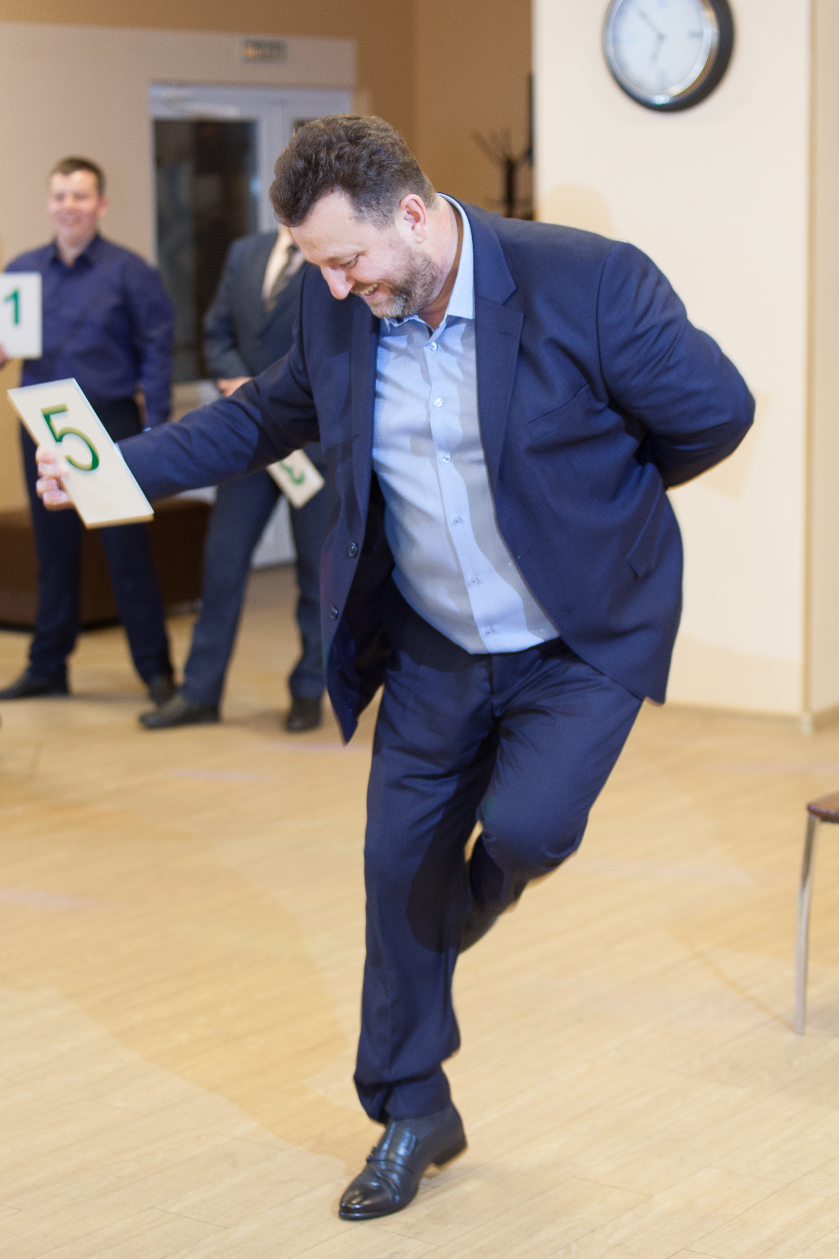 з варианта выпускной фотокниги для 4 класса с синей, коричневой и бордовой фотообложкой