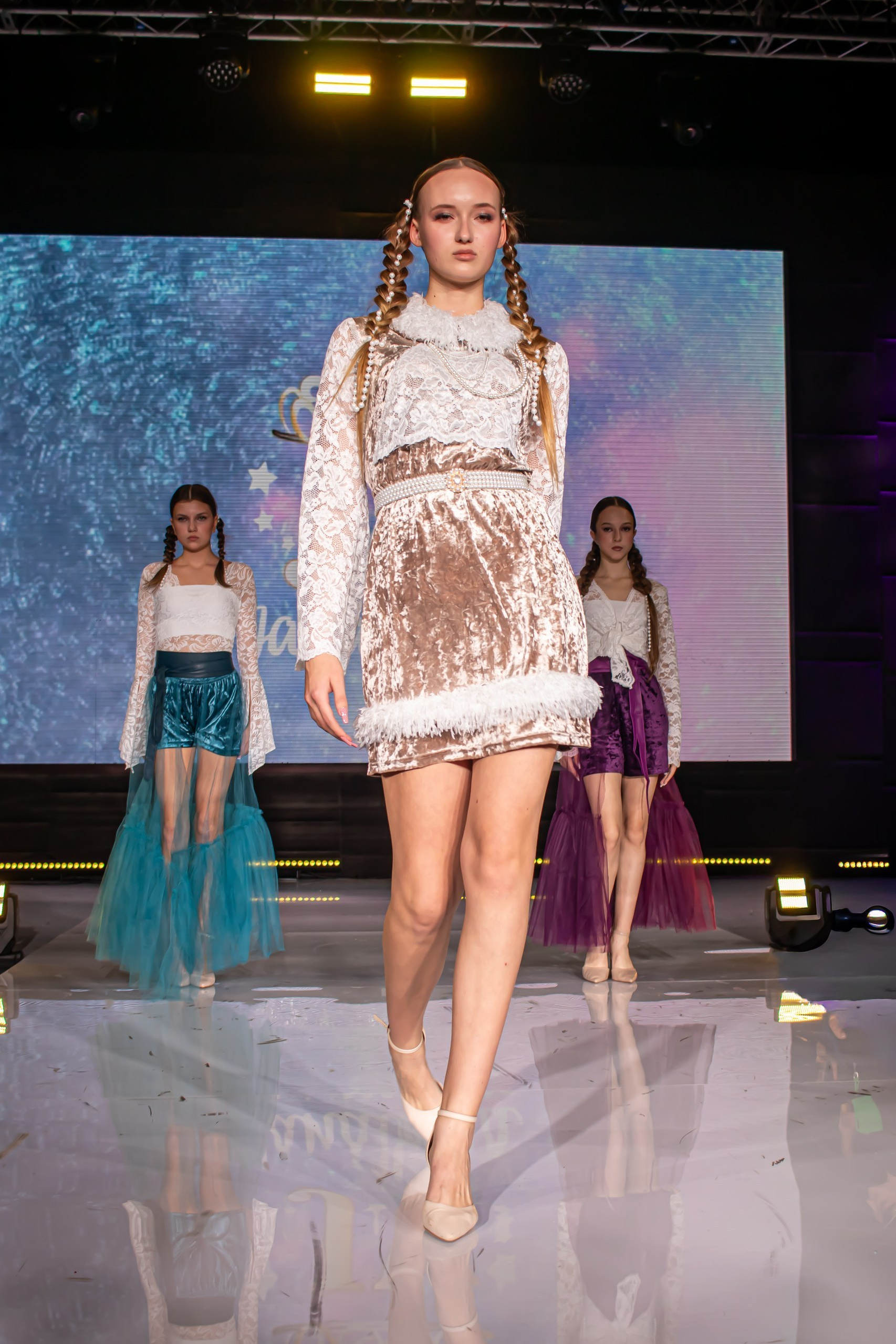 Выход моделей в коллекции пастельных оттенков на показе MFF Russia XII — подиум, Москва, фотограф Карасёва Елена