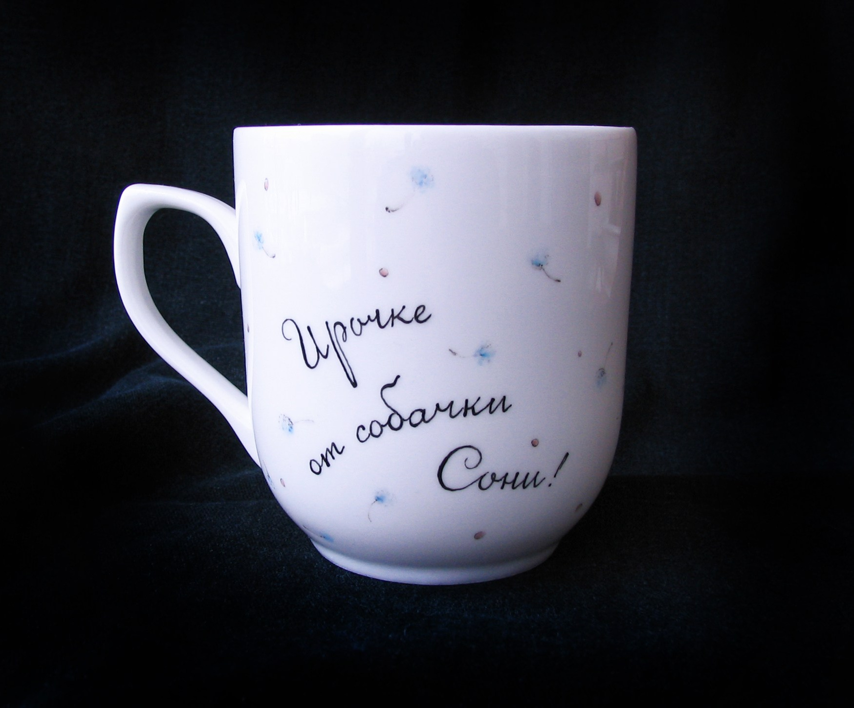 Памятная надпись на фарфоровой посуде. Роспись фарфора в Санкт-Петербурге.