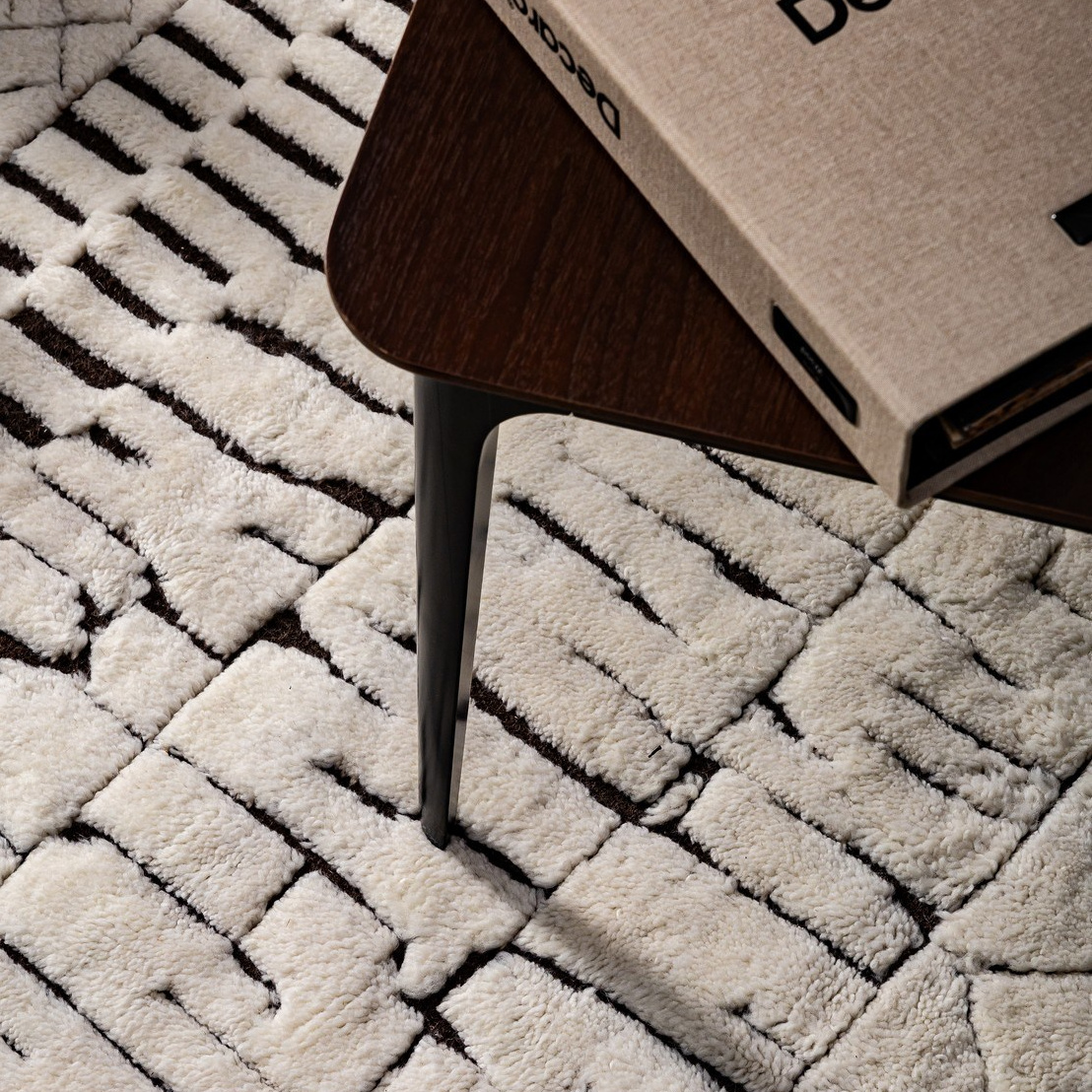 Ковры Decaro Rugs. L. Deco интерьерный салон. Краски/обои/лепной декор