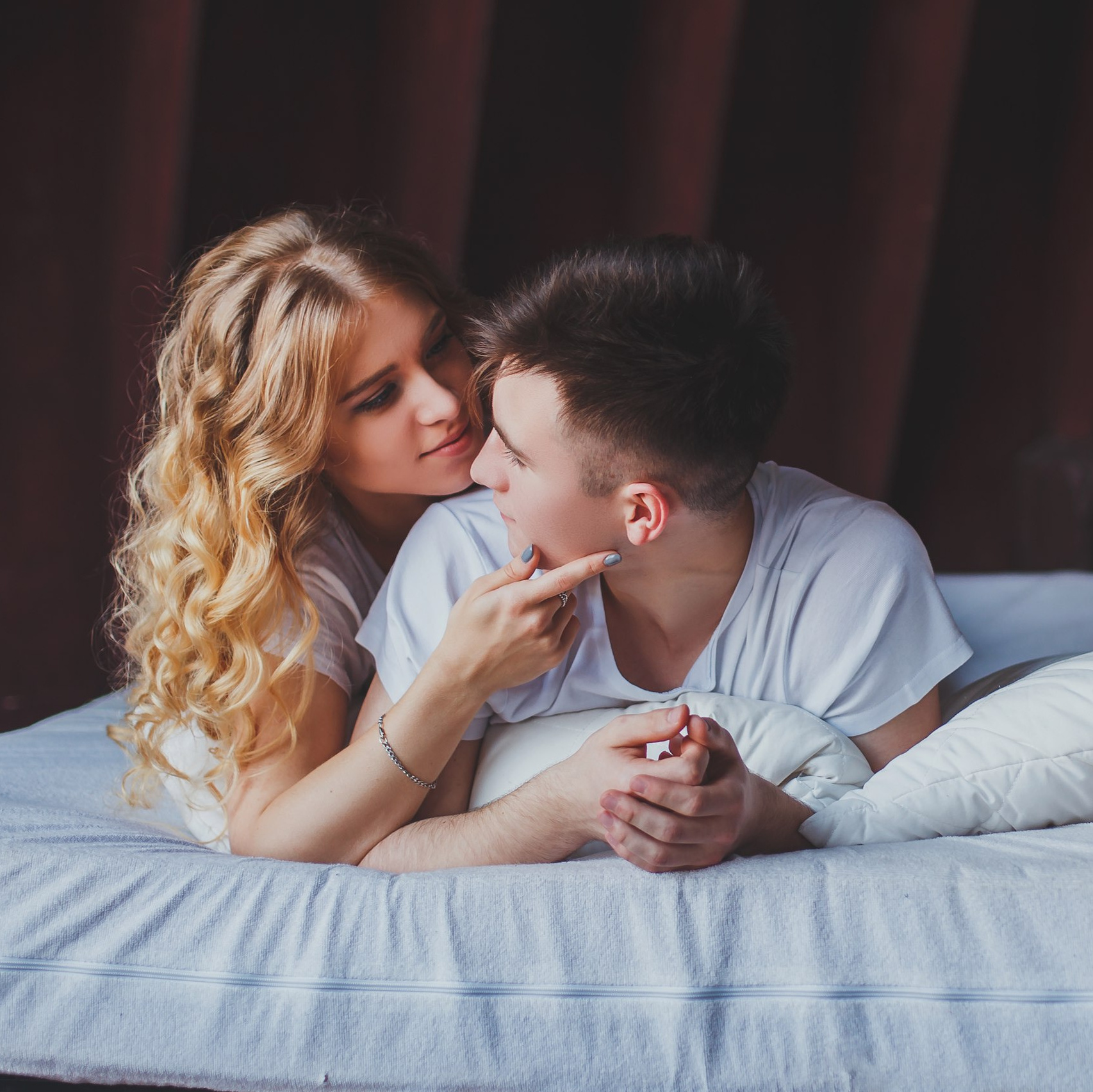 Романтичная фотосессия в студии для двоих