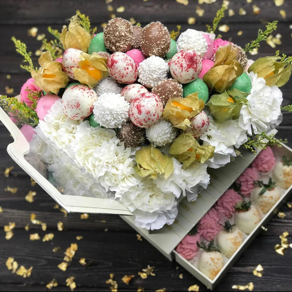 Композиции с цветами. Клубника в шоколаде в Сургуте