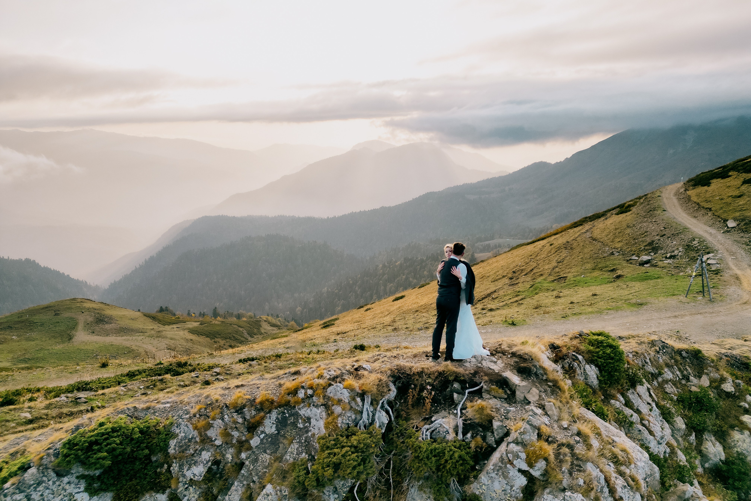 Фотография моложен стоящие на горе