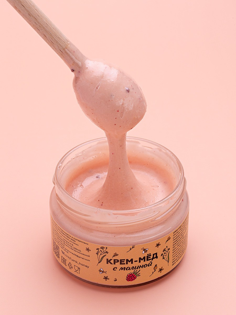 Крем-мед для маркетплейса, креативное фото на цветном фоне