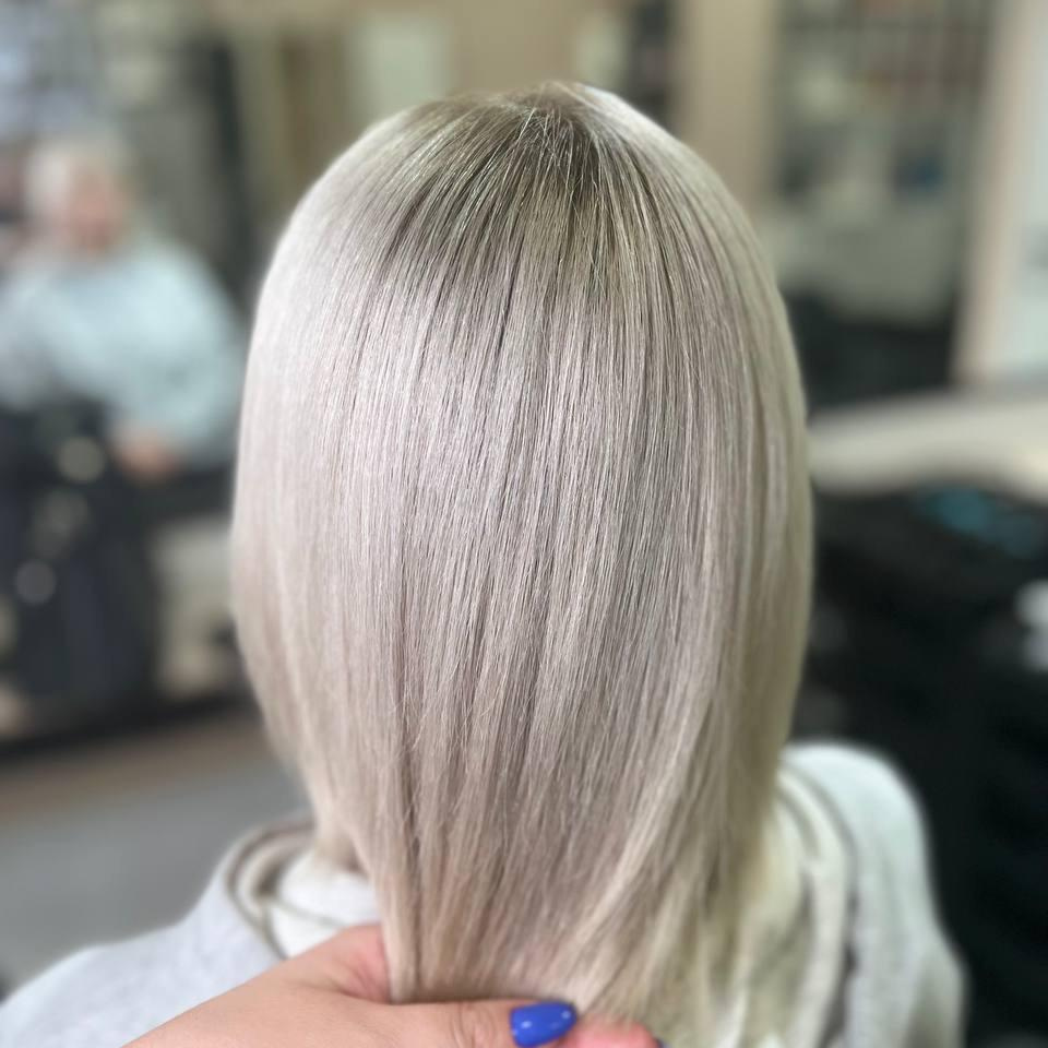 Популярные техники окрашивания на основе растяжки цвета (омбре, шатуш, балаяж, деграде...) - создание  плавных переходов от одного цвета в другой. От темного к светлому, от светлого к темному, от яркого к бледному и наоборот, в любых сочетаниях, на которые способна ваша фантазия. Рисунок окрашивания создается мастером при помощи кисти. В стоимость включено: консультация +окрашивание + материалы + укладка + косметическая стрижка в подарок.