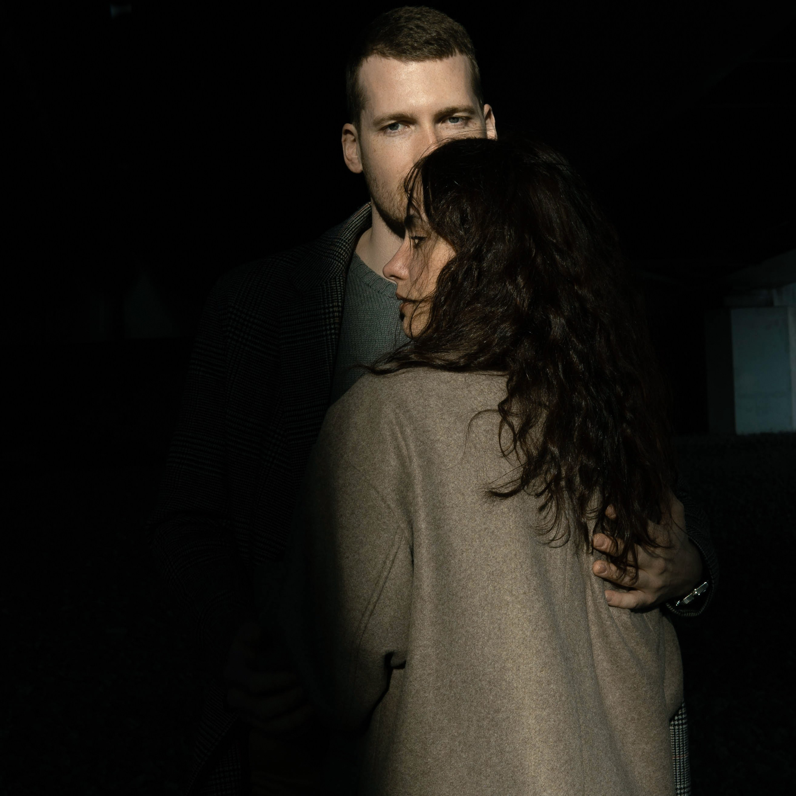 Пара молодых людей обнимается на фотографии