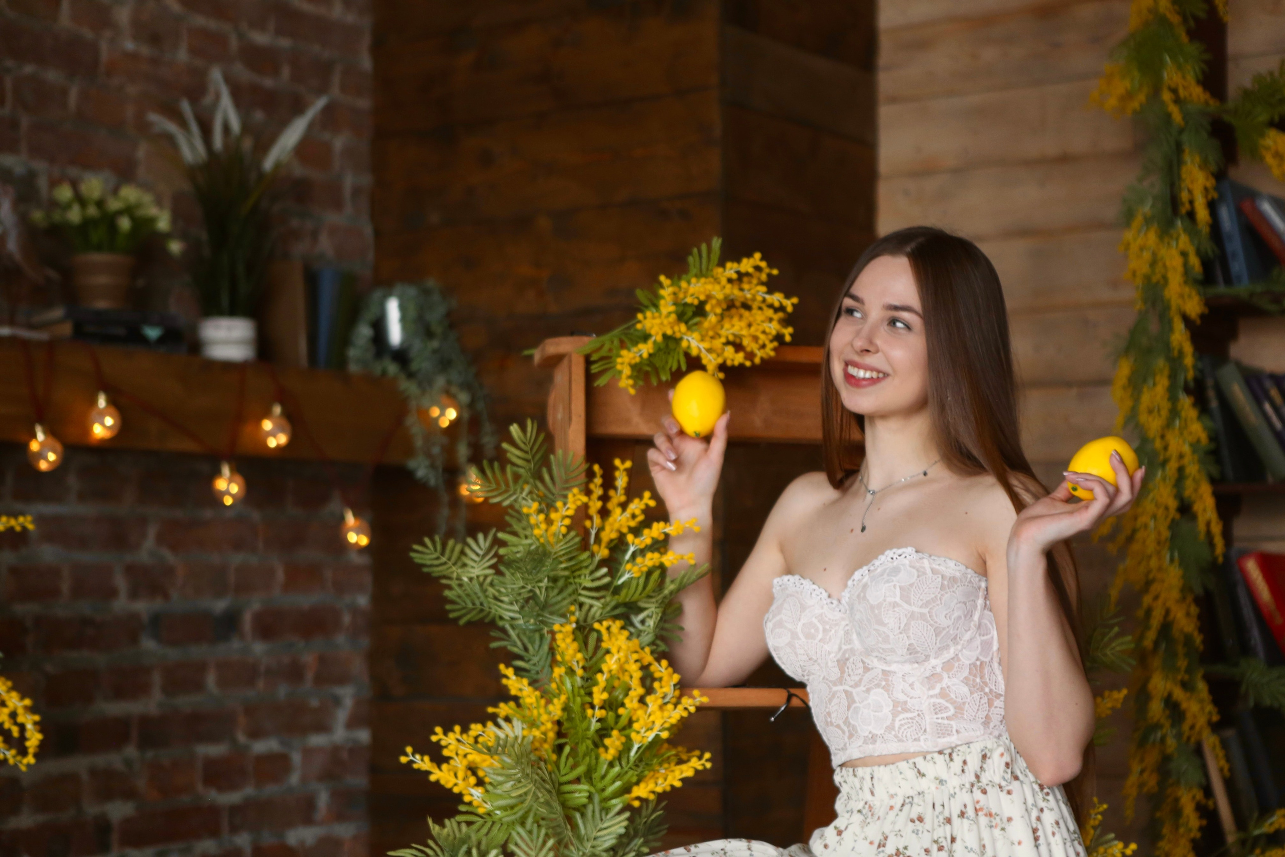 Мама с дочкой за столом