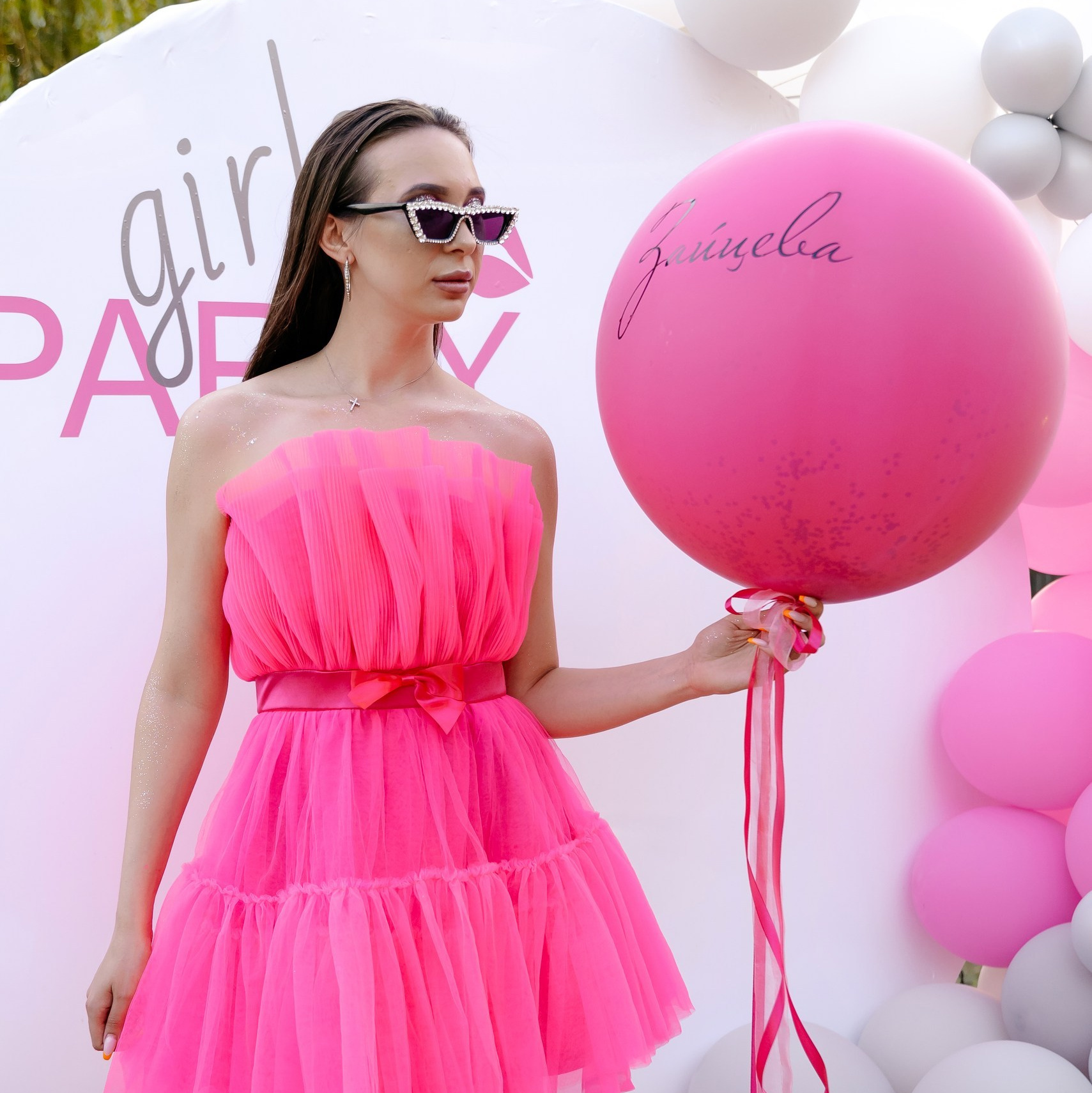 Весёлый девичник с яркими украшениями, декором и фото-зоной