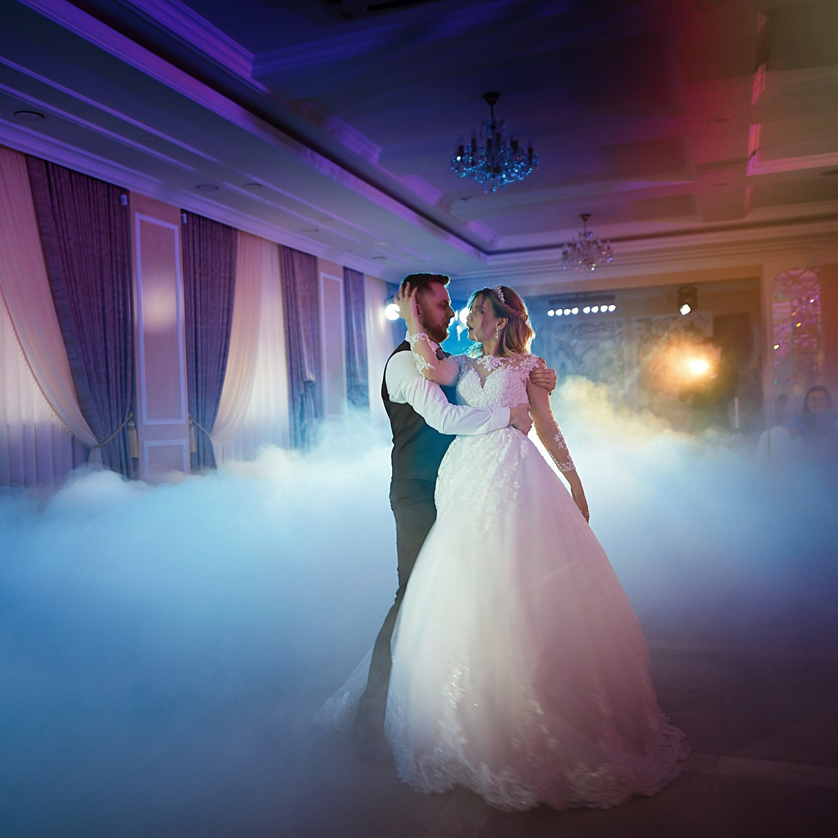 Танец молодожён в стелящемся по полу тумане, дыму, жидкий лёд