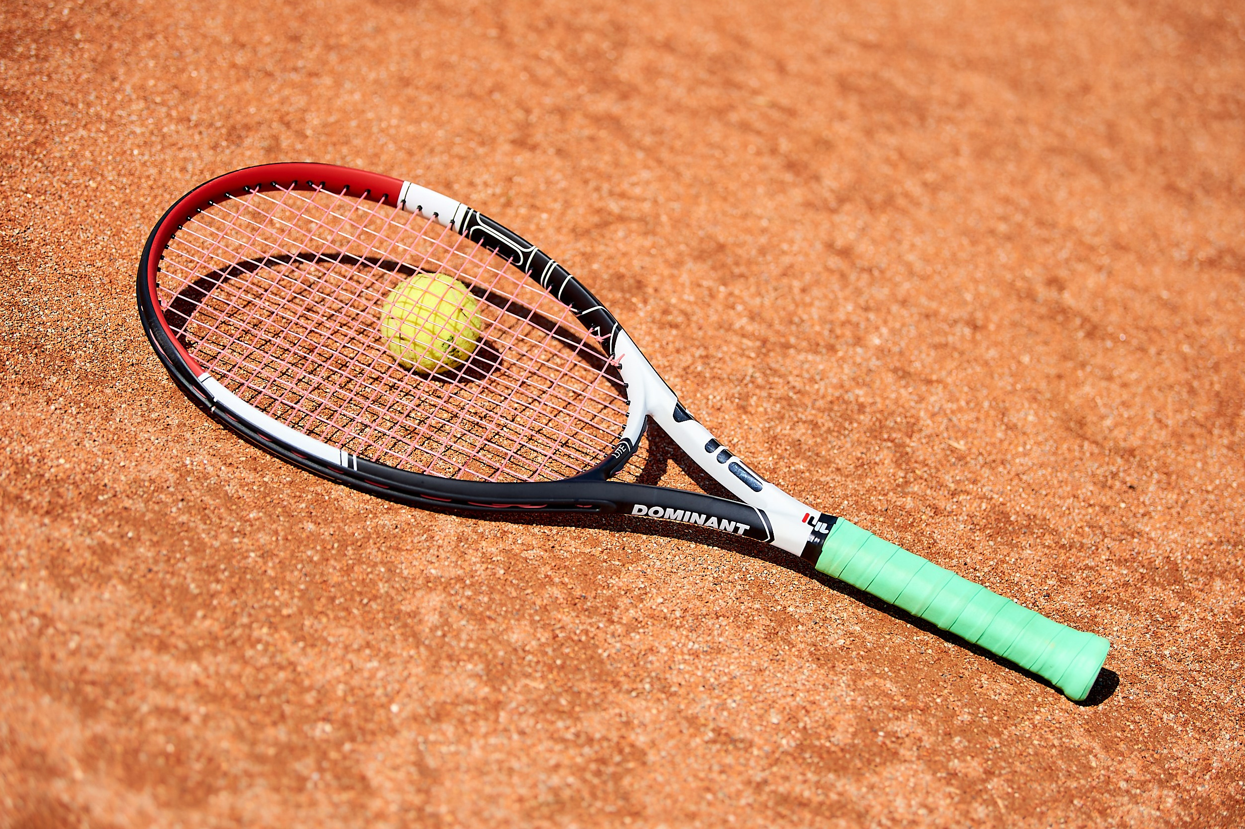 Теннисная ракетка на корте
