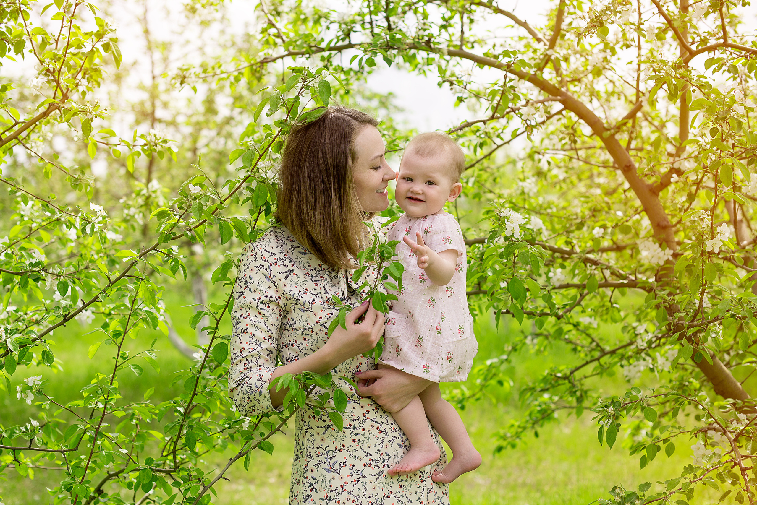 Фотосессии в цветении. Детский и семейный фотограф в Красноярске. Фотосессии новорожденных малышей до 1 месяца
