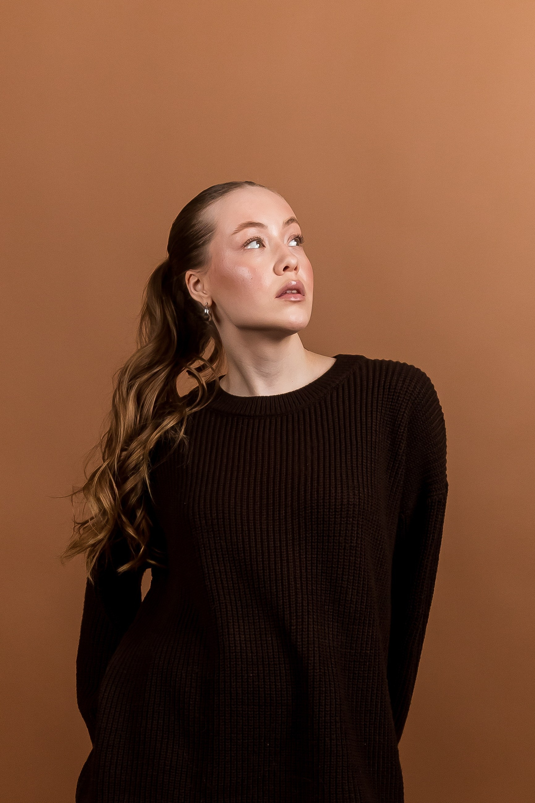 Фотосессия без фотографа в фотостудии автопортрета Double-you в ТРЦ Агора, Сургут. Управляйте моментом с пультом, смотрясь в зеркало