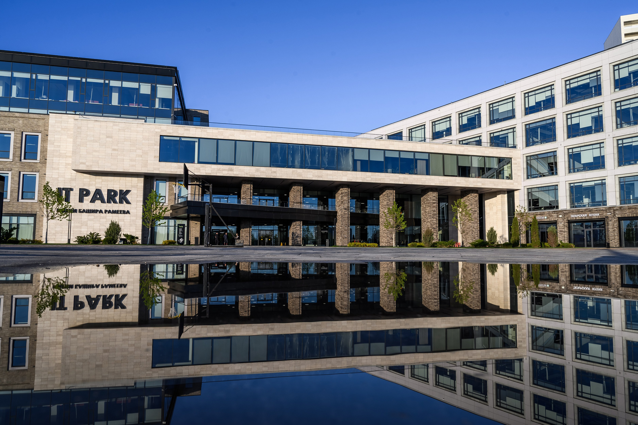 Архитектурные элементы фасада IT-парка с необычными текстурами