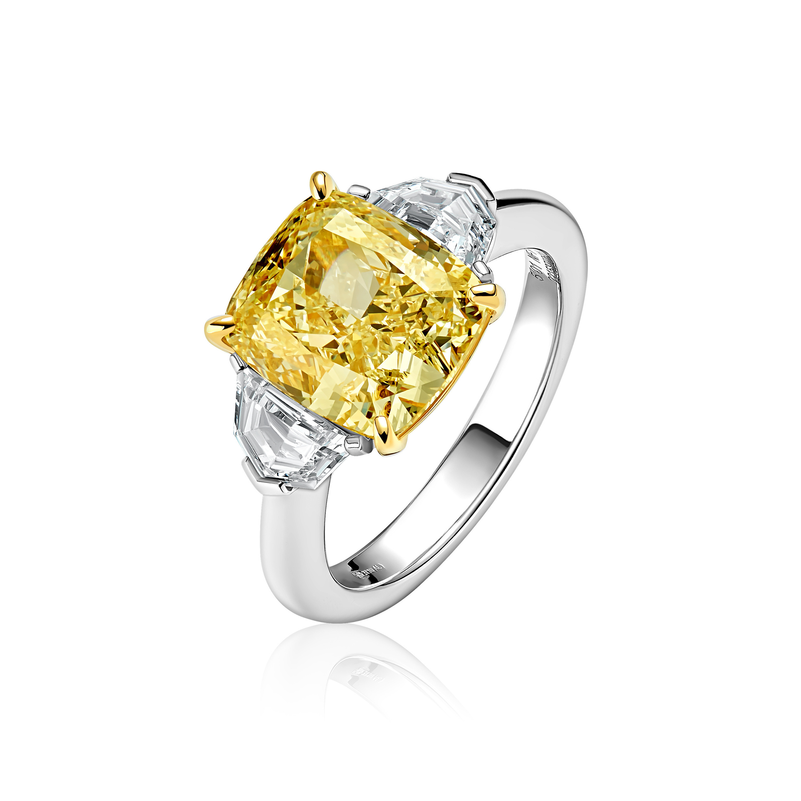 Предметная фотосъёмка ювелирного изделия — кольцо с жёлтым камнем, пример базовой ретуши маркетплейсов