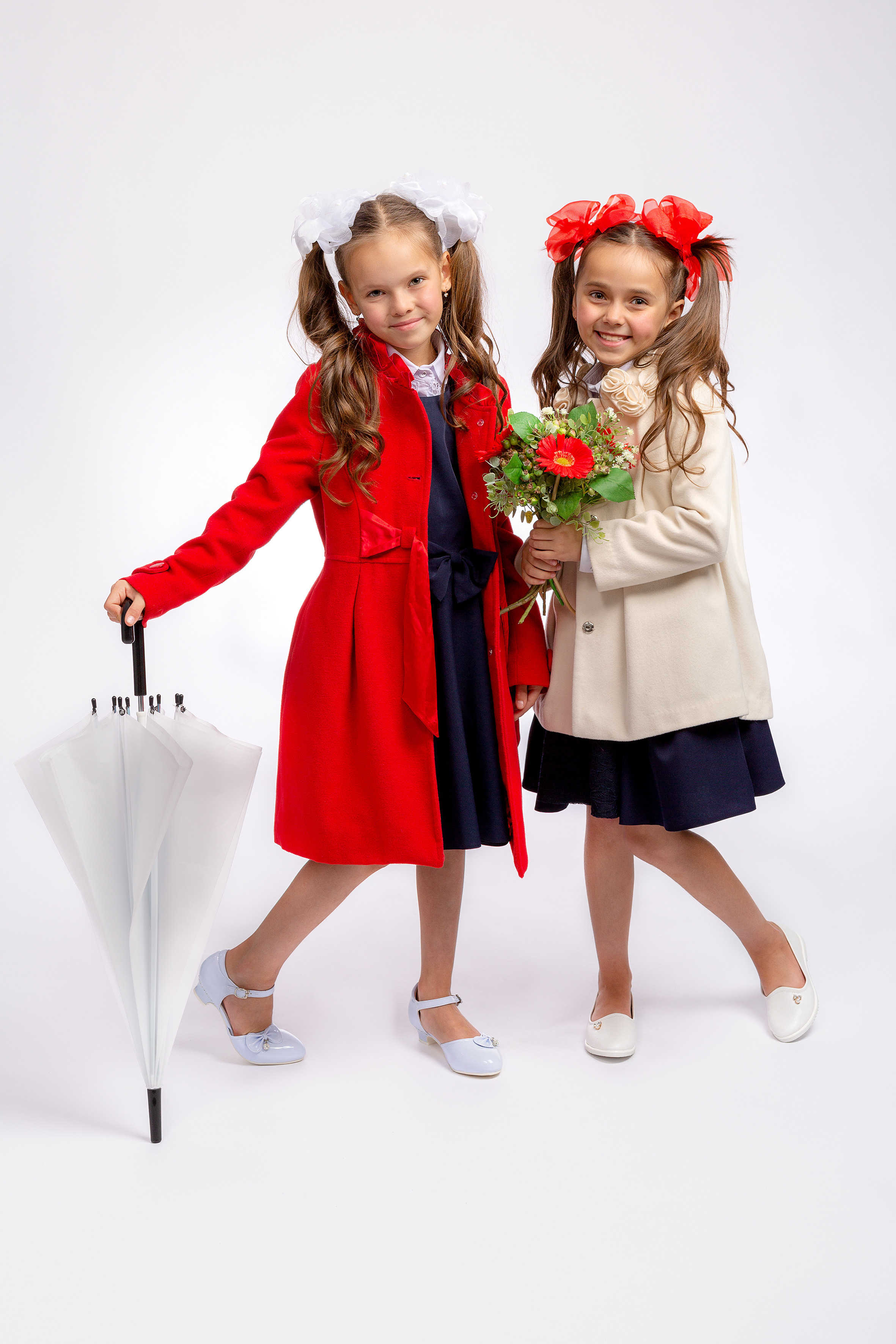 Две весёлые подружки - одноклассницы под зонтом.