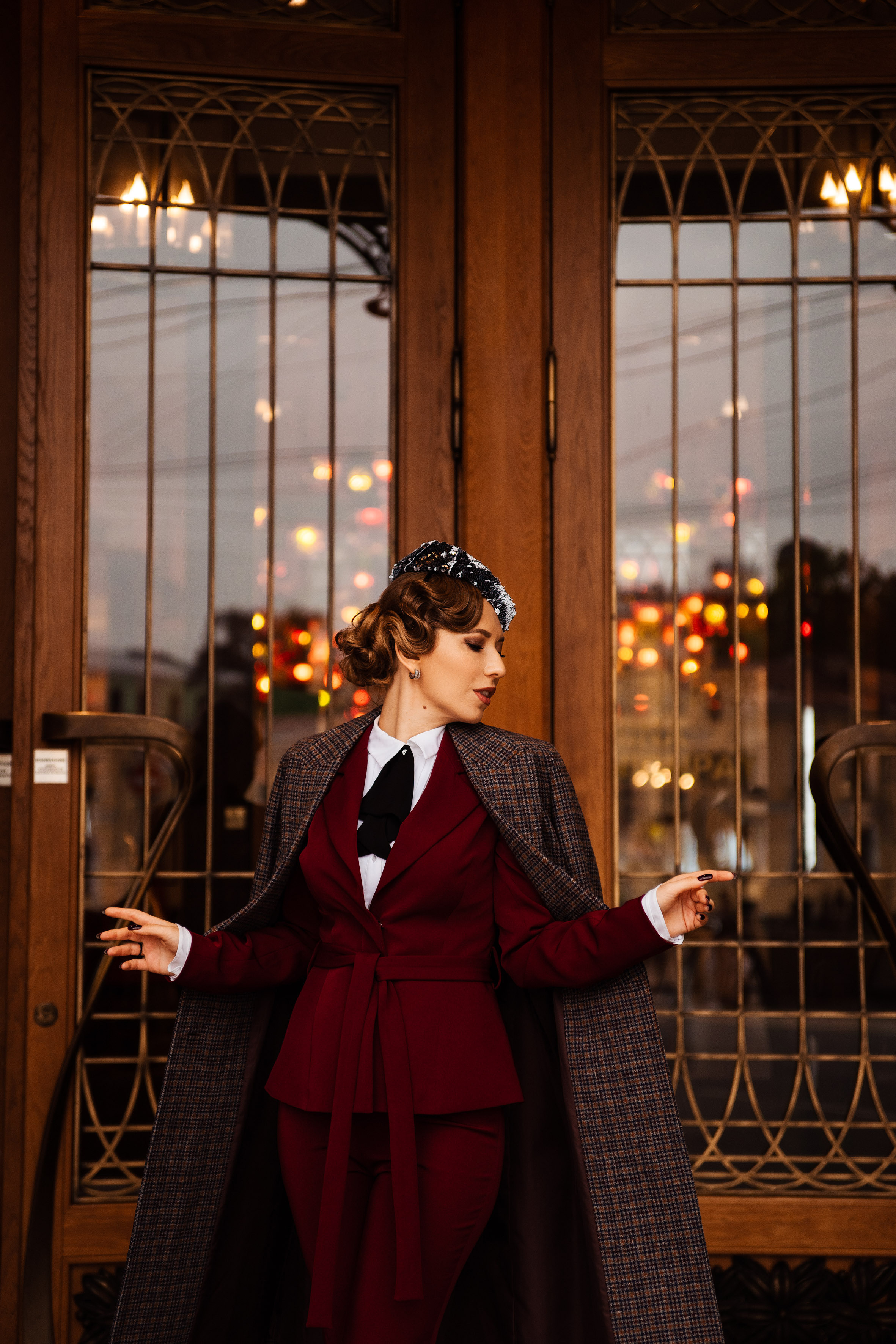 Студийный портрет девушки-брюнетки. Взгляд в камеру, улыбка.