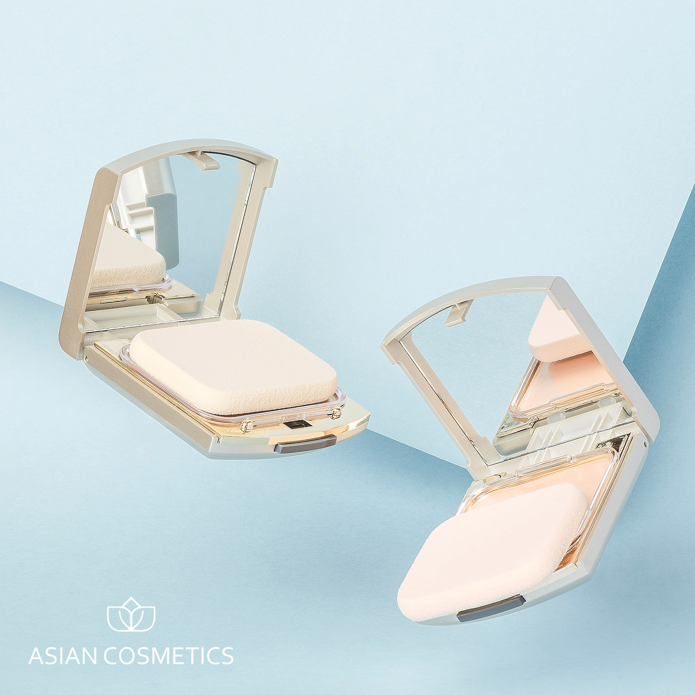 Две компактные пудры в открытых кейсах на нежно-голубом фоне с логотипом Asian Cosmetics