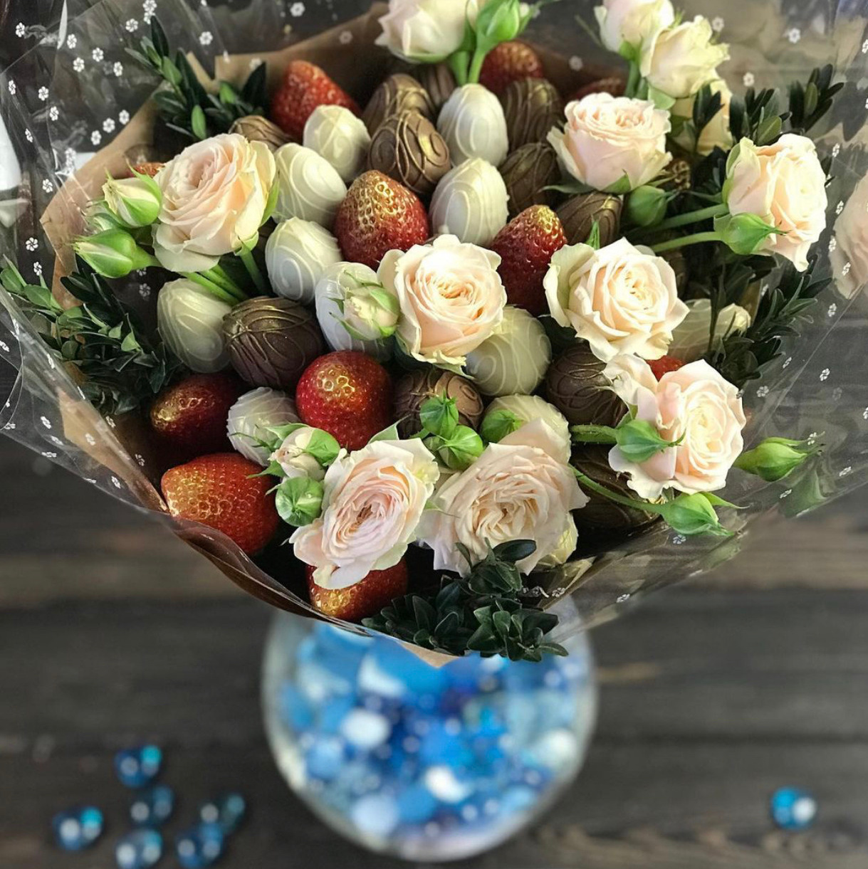 Клубника в шоколаде в букете сургут