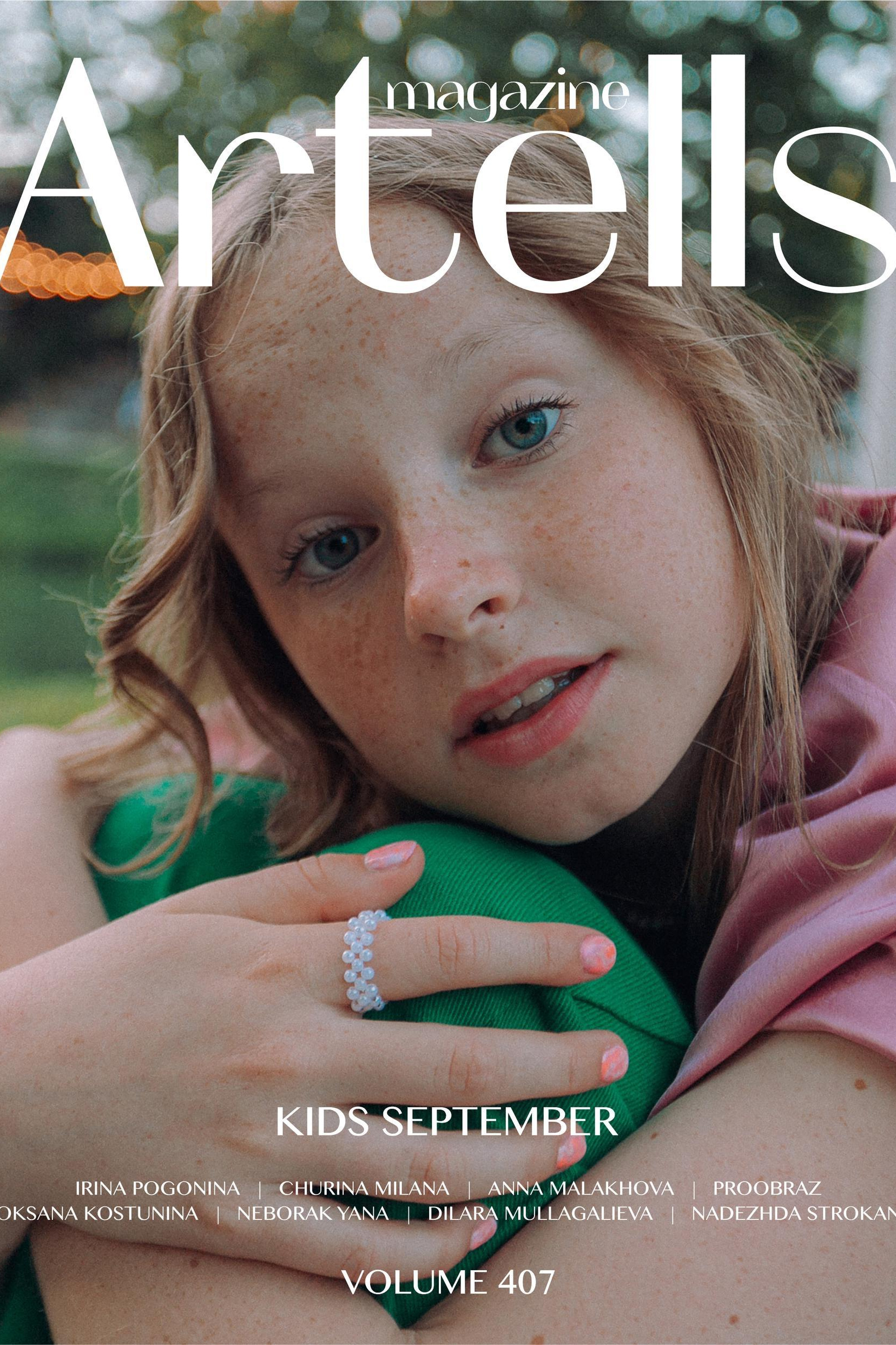 Портрет ребенка в ярком костюме на фоне белого фона, студийная съемка в Москве