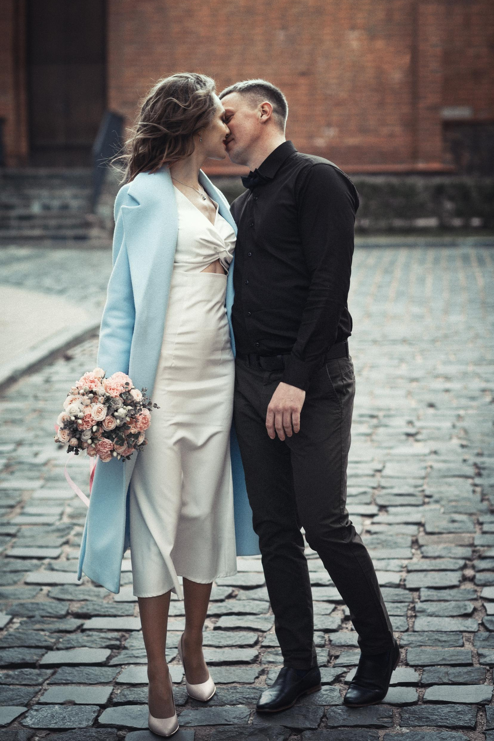 Свадебная прогулка после загса, студийная фотосъемка молодоженов