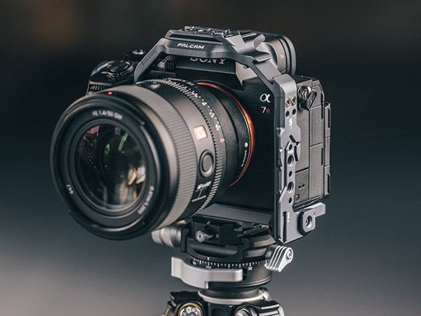 FALCAM, клетка для камеры, совместимая с «α7R V». Фотограф — видеограф в Москве Дмитрий Менделеев