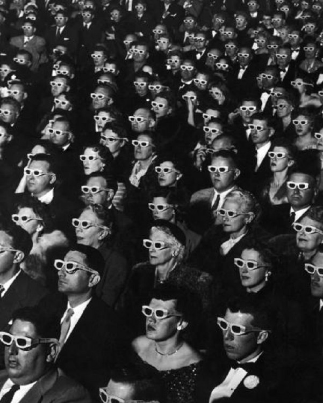 Показ фильма Bwana Devil в 3D в кинотеатре Paramount, фото J. R. Airman, 1952 год