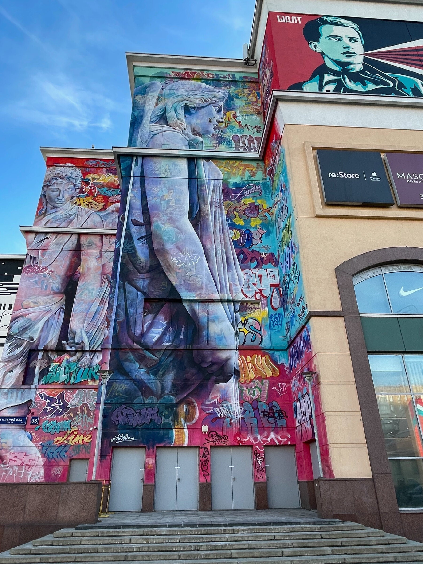 Обновленный Атриум: более 15 арт-объектов на стенах московского ТЦ. Проект «Фотокладовка»: блог уличной фотографии в формате street photo