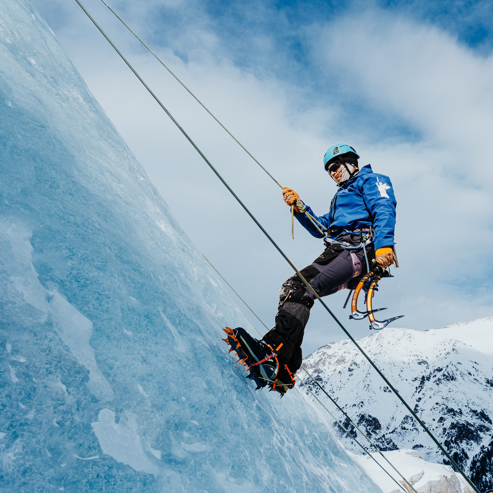 Девушка на леднике в Приэльбрусье на фоне заснеженных гор