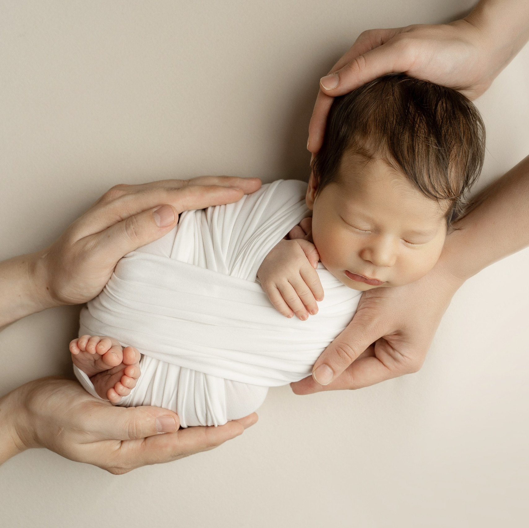 новорожденный малыш завернут в кокон и лежит в корзине