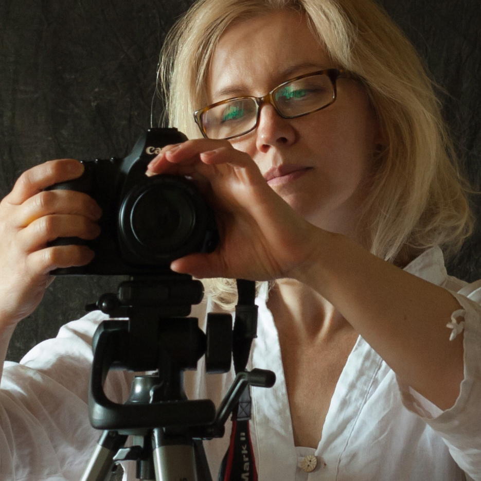 Сontacts. Reportage, architectural, fine art photographer Lena Melnikova in Moscow