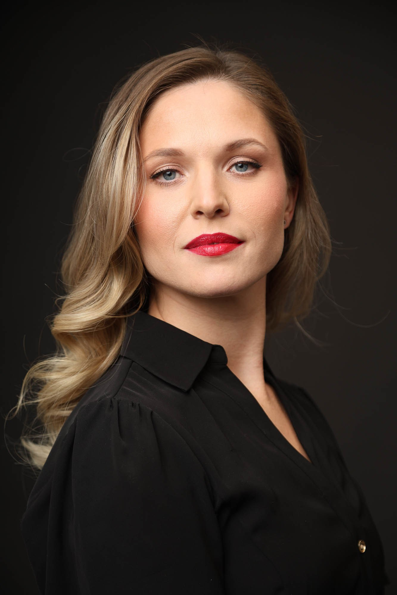 Женский портрет в классическом стиле на темном фоне — работа фотографа в жанре портретной съемки.