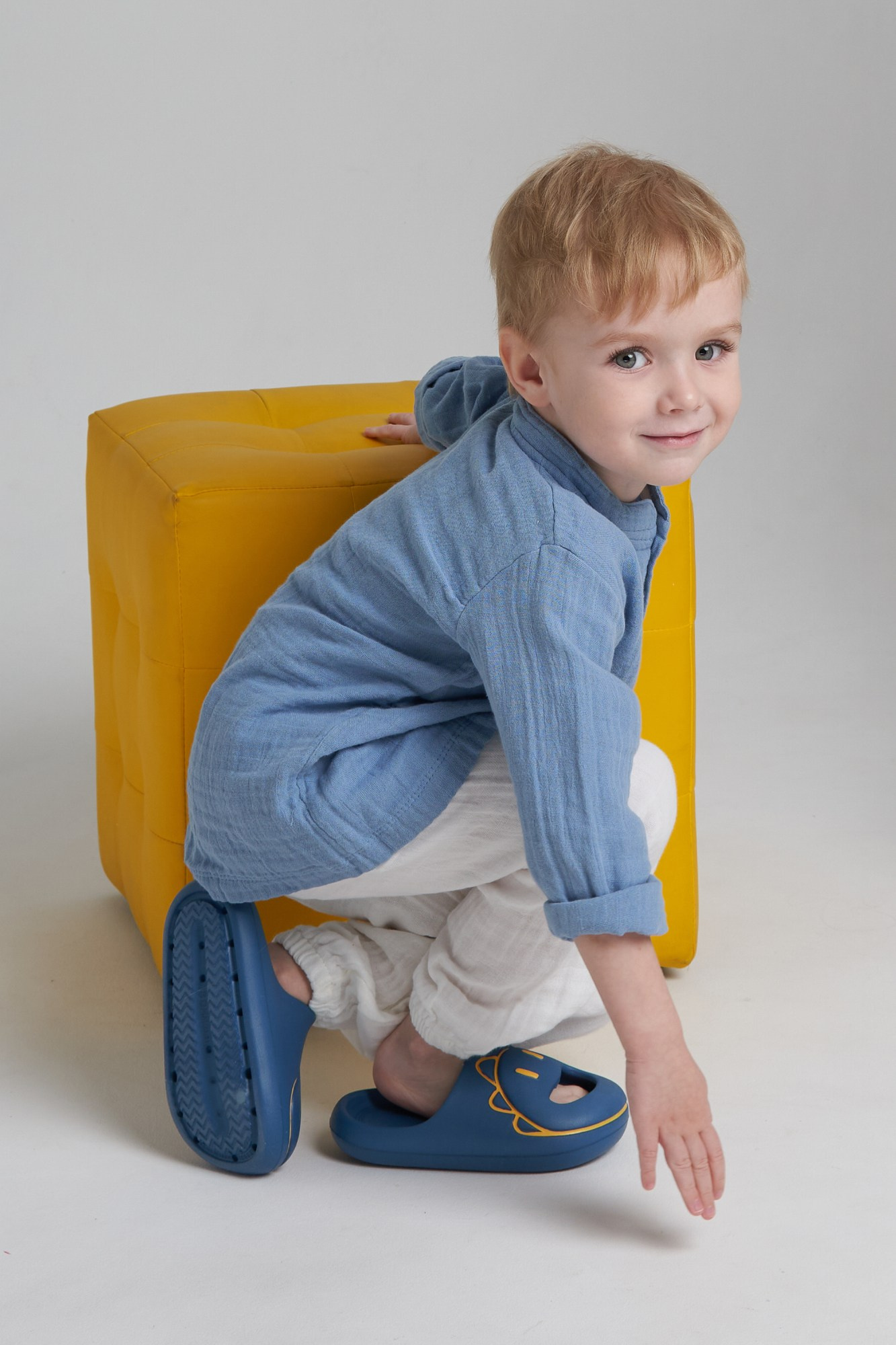 Мальчик в голубой рубашке на белом фоне