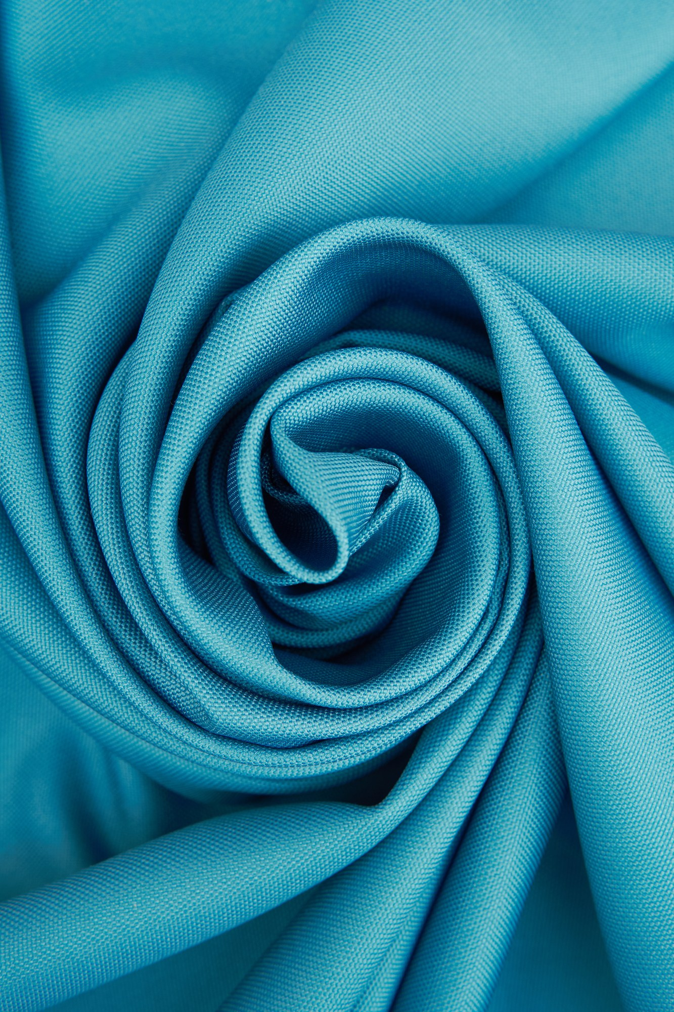 Бирюзовая ткань, завернутая розочкой