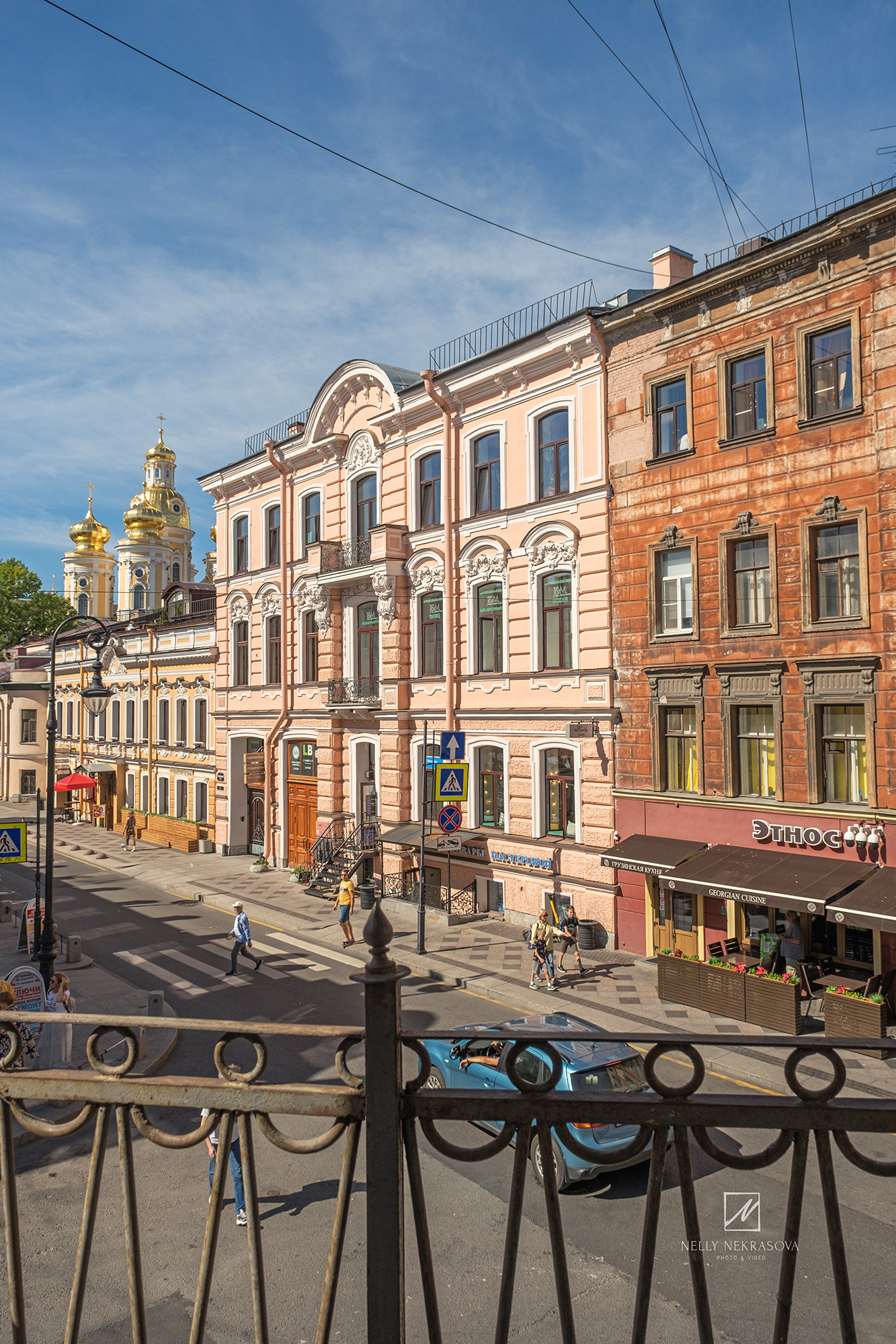 Небесно-голубая парадная особняка Каншина. Фотограф и искусствовед в Туле и Санкт-Петербурге Нелли Некрасова