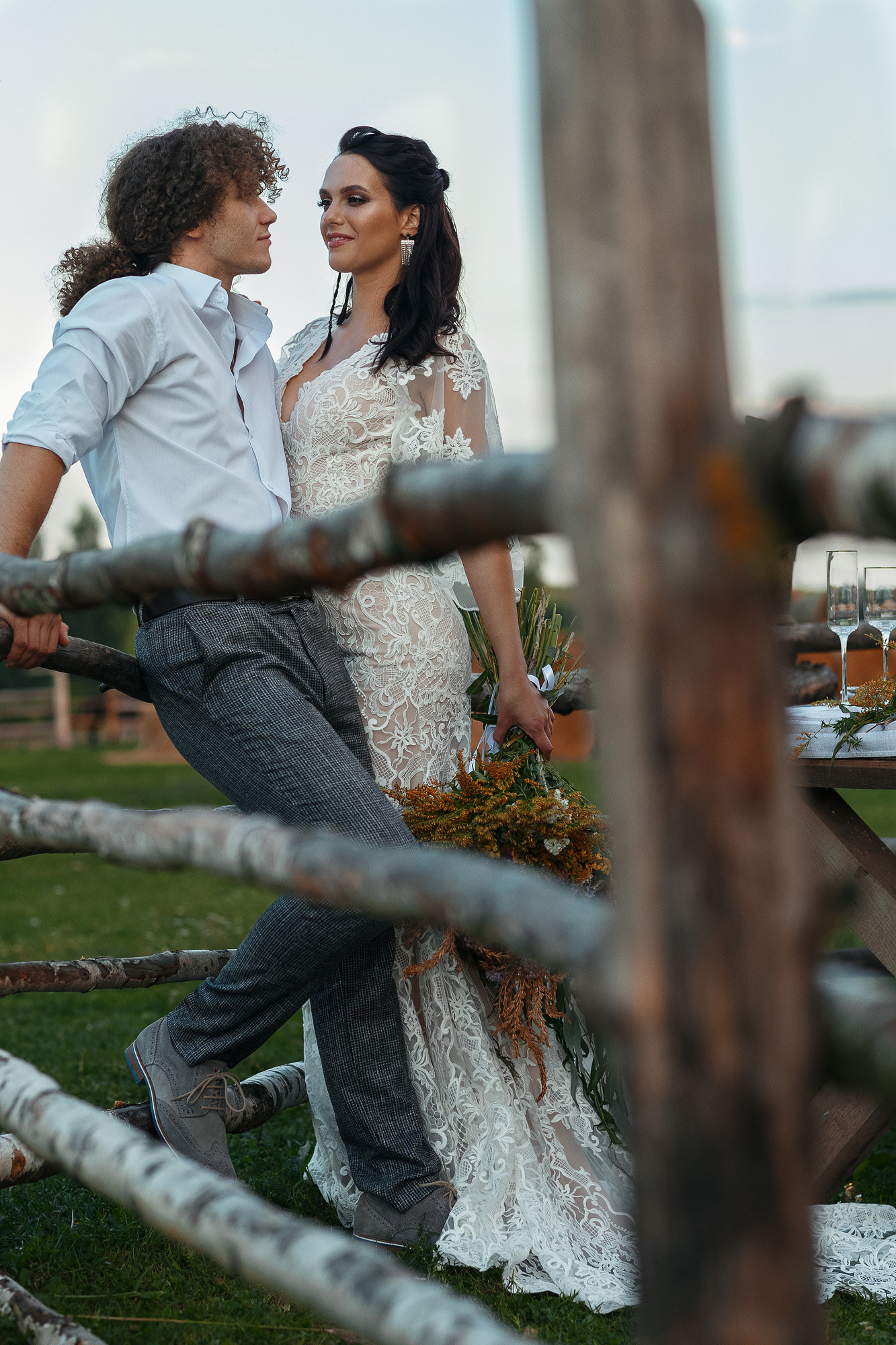 Фотосессия прекрасной пары на ферме среди лошадей