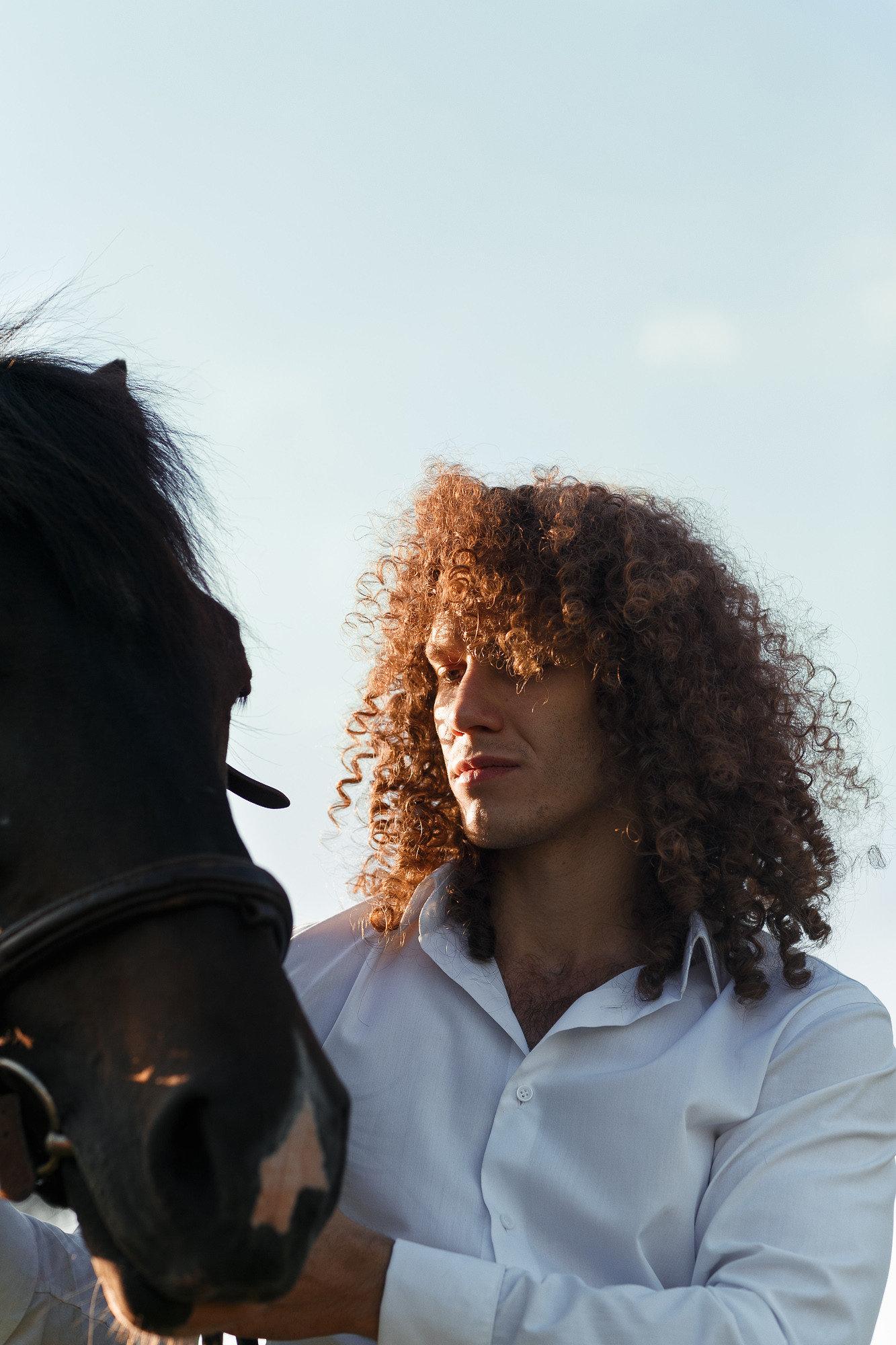 Фотосессия прекрасной пары на ферме среди лошадей