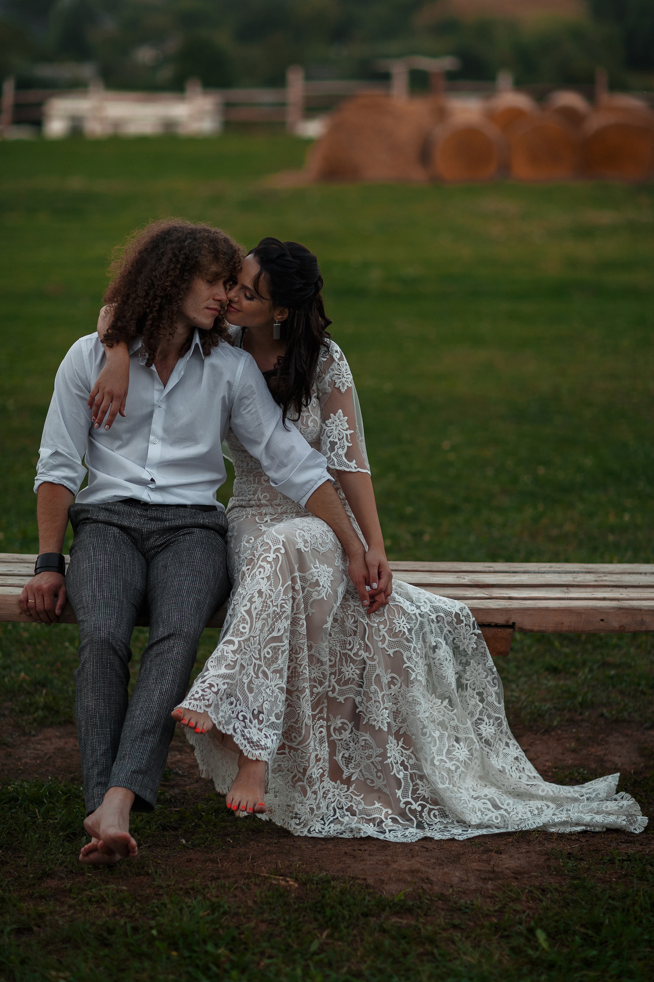 Фотосессия прекрасной пары на ферме среди лошадей