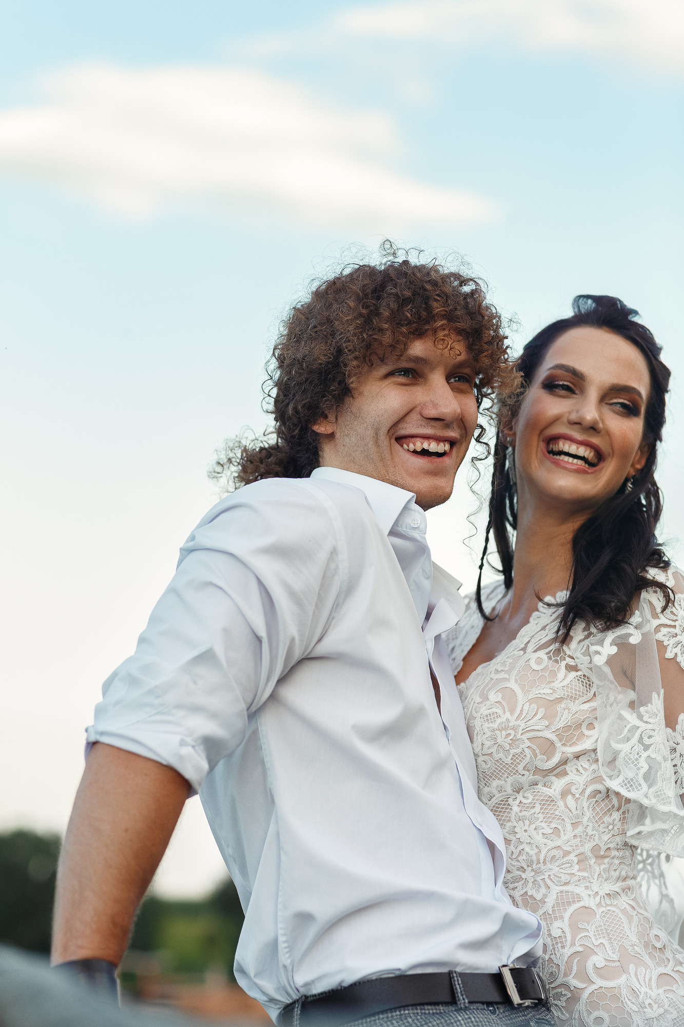 Фотосессия прекрасной пары на ферме среди лошадей