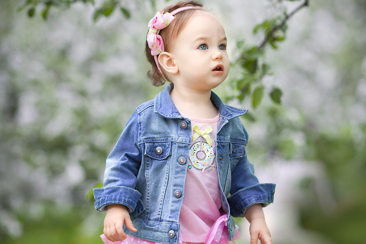 Детская фотосессия а парке Коломенское в яблоневом саду в Москве