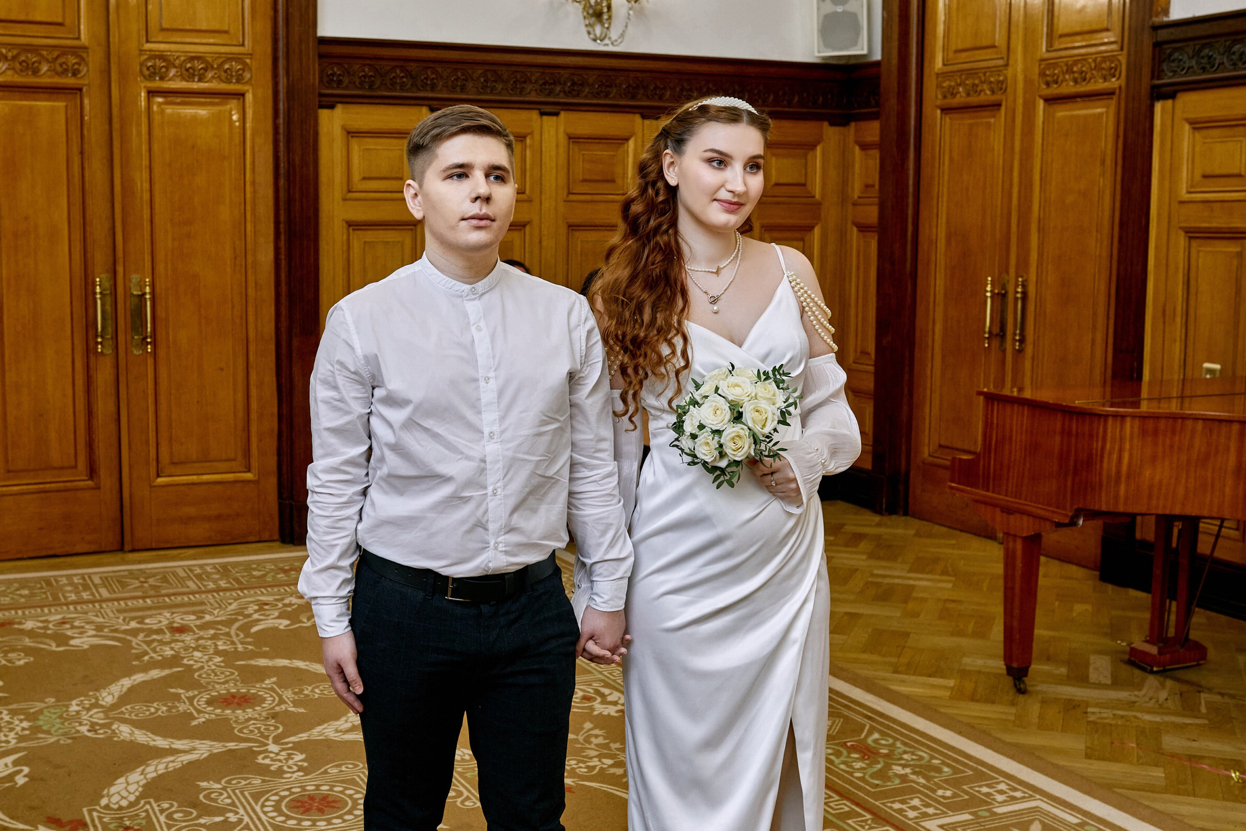 Свадебная фотосъёмка в ЗАГСе для Екатерины и Дениса – свадебный фотограф Гера Урнев проводит фотосессию