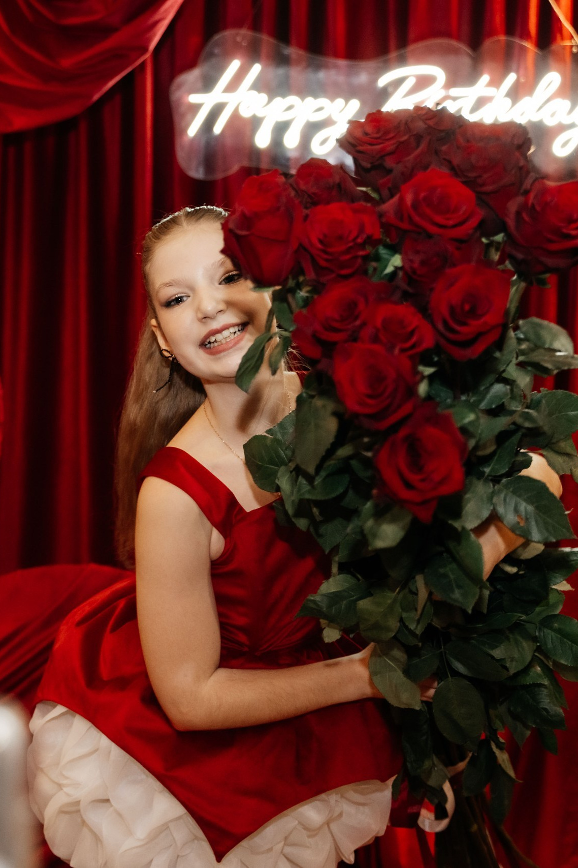 Именинница на детском празднике в Ростов-на-Дону: улыбается и празднует день рождения в окружении гостей.