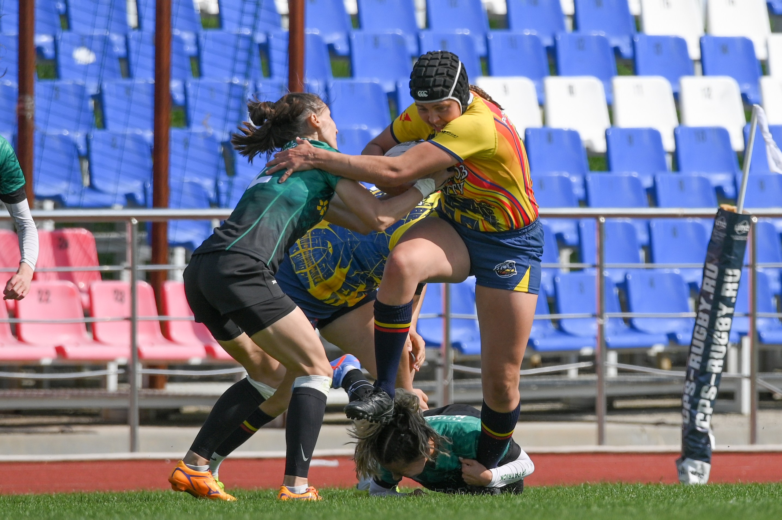 Яна Артемова проходит через защиту "Красного Яра"