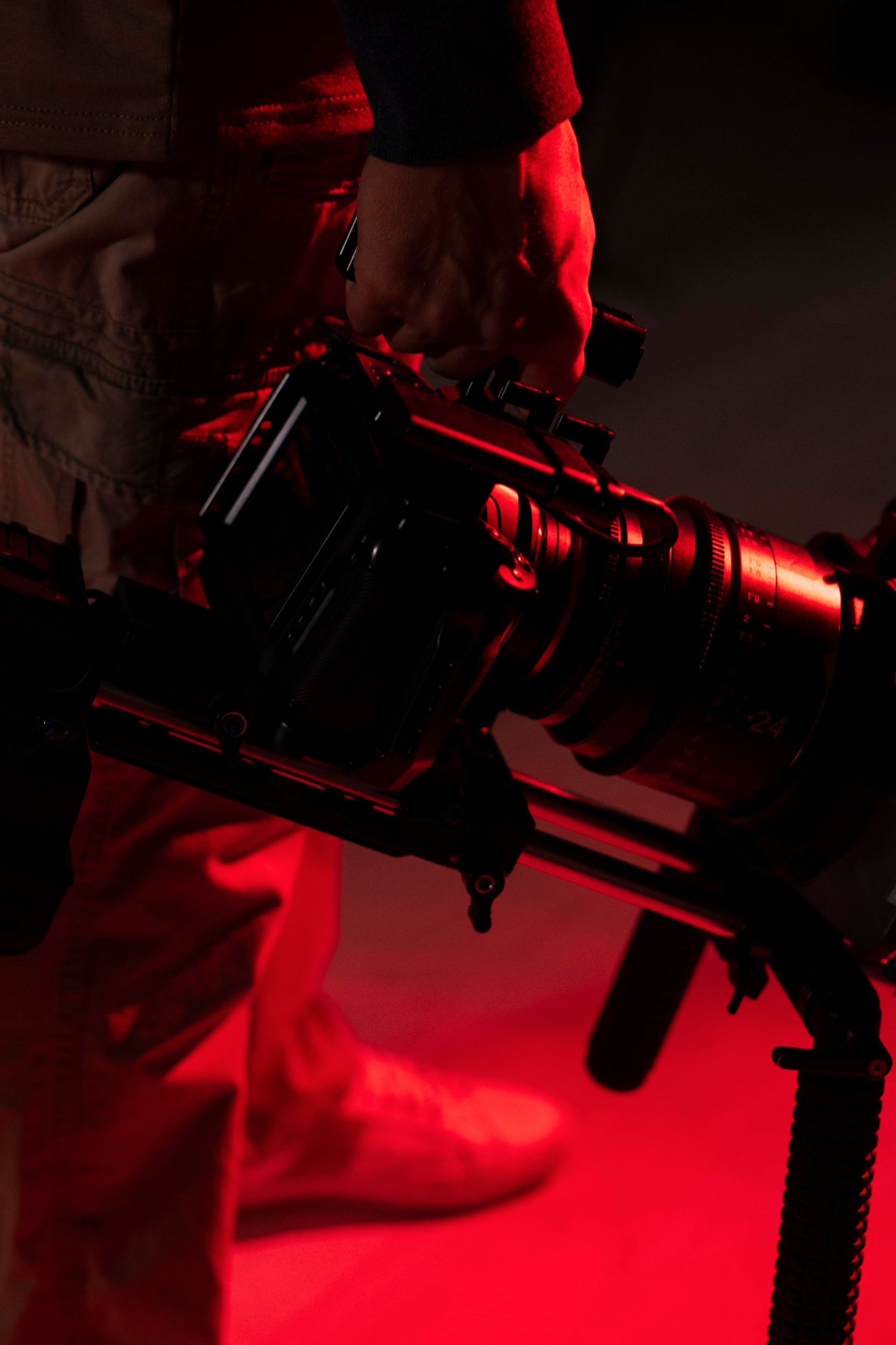 «Видеограф Алексей — видеограф держит камеру в руке на съёмке рекламного ролика».