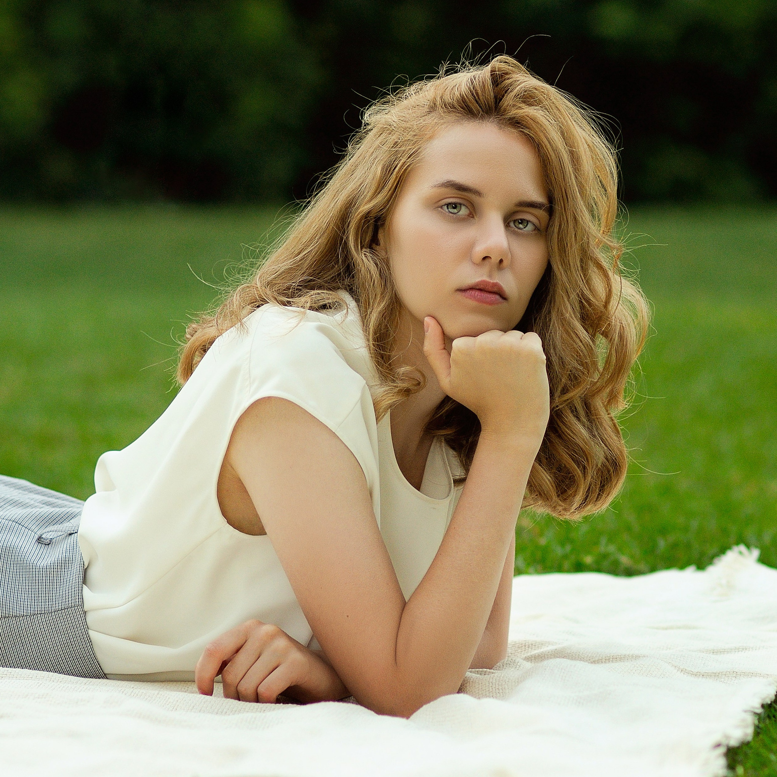 девушка на фотосессии в парке