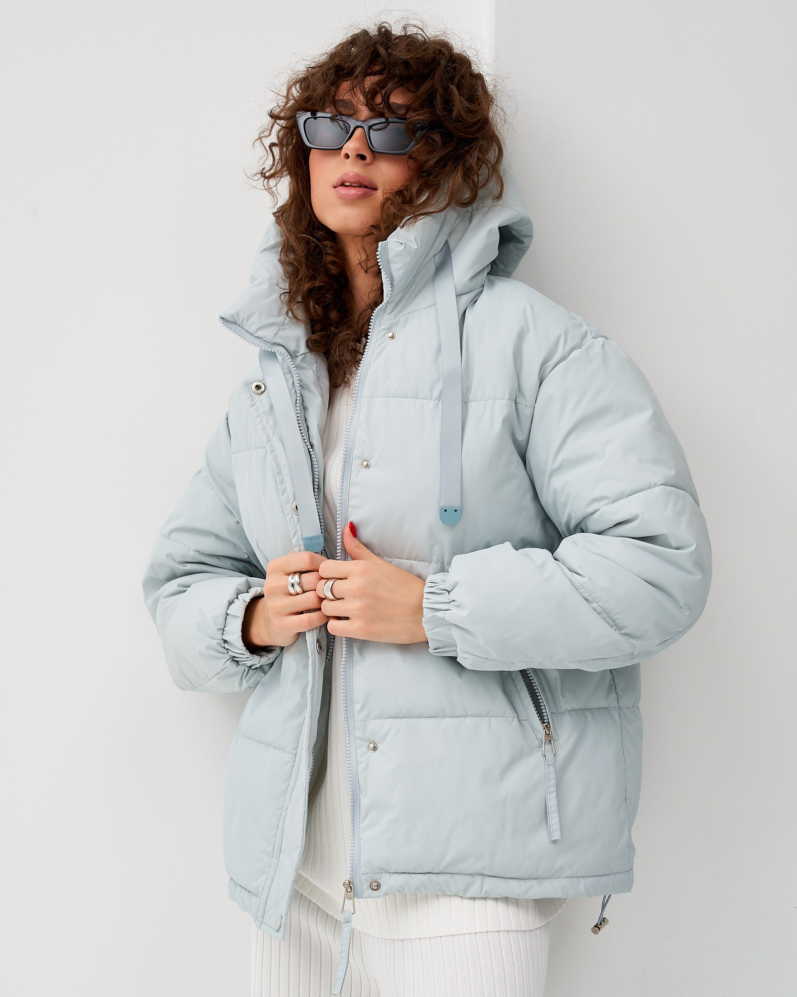 Съемка курток для маркетплейсов на белом фоне