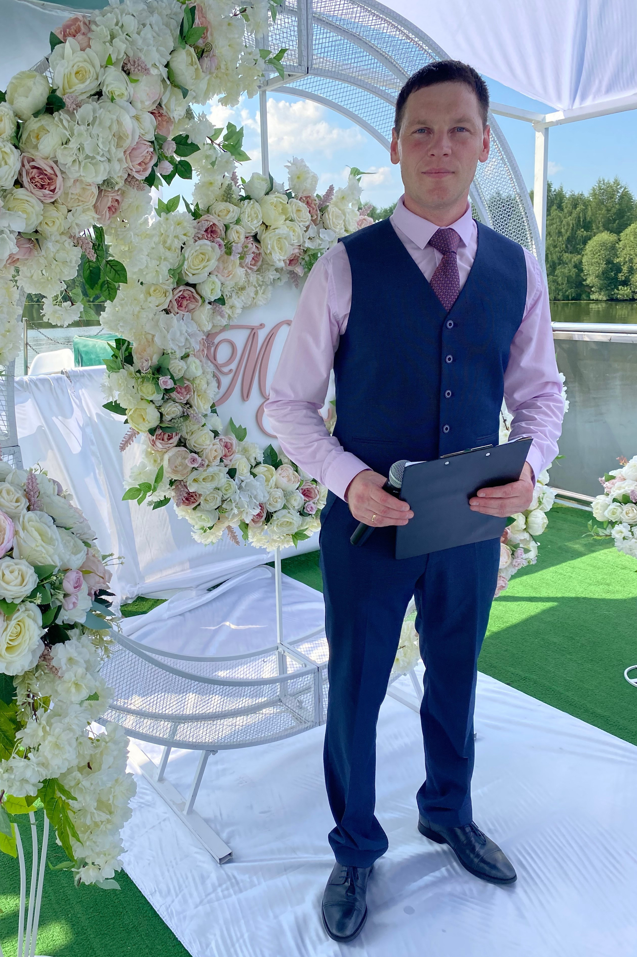 Ведущий и Вокалист Александр Узунов в Москве и Московской области