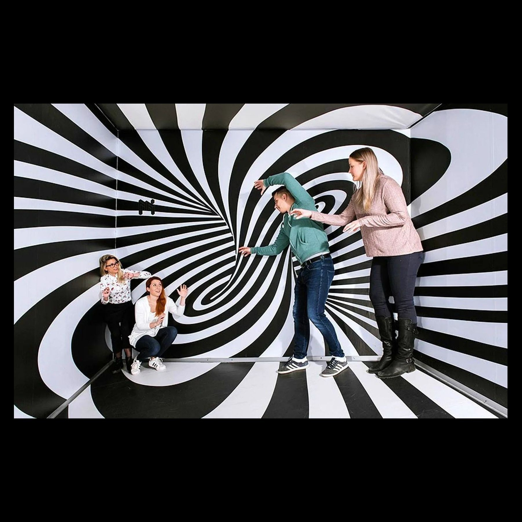 Фотозона гипнотические круги. Студия праздничного декора