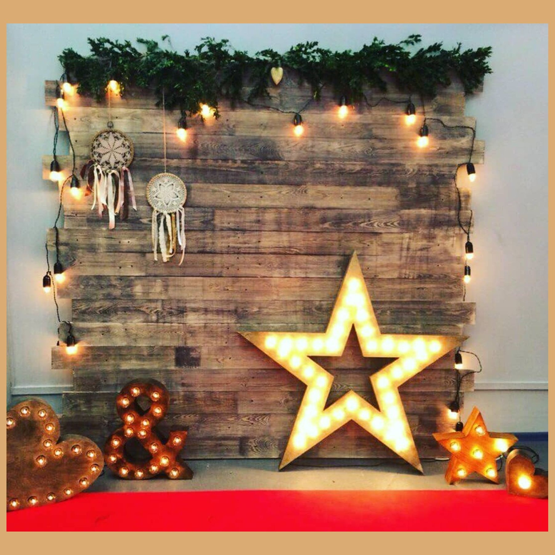 Деревянная фотозона. Студия праздничного декора