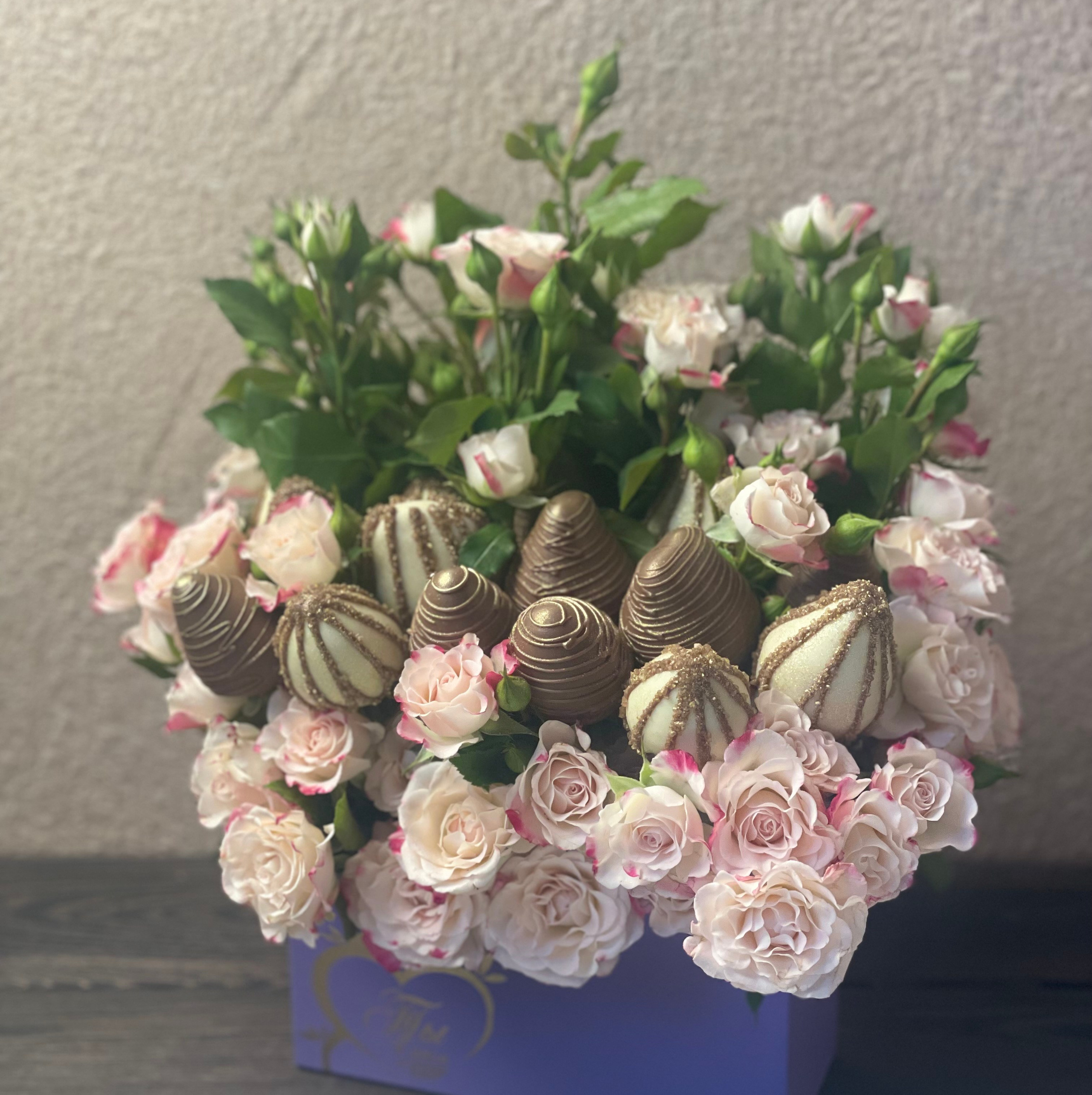 Композиции с цветами. Клубника в шоколаде в Сургуте