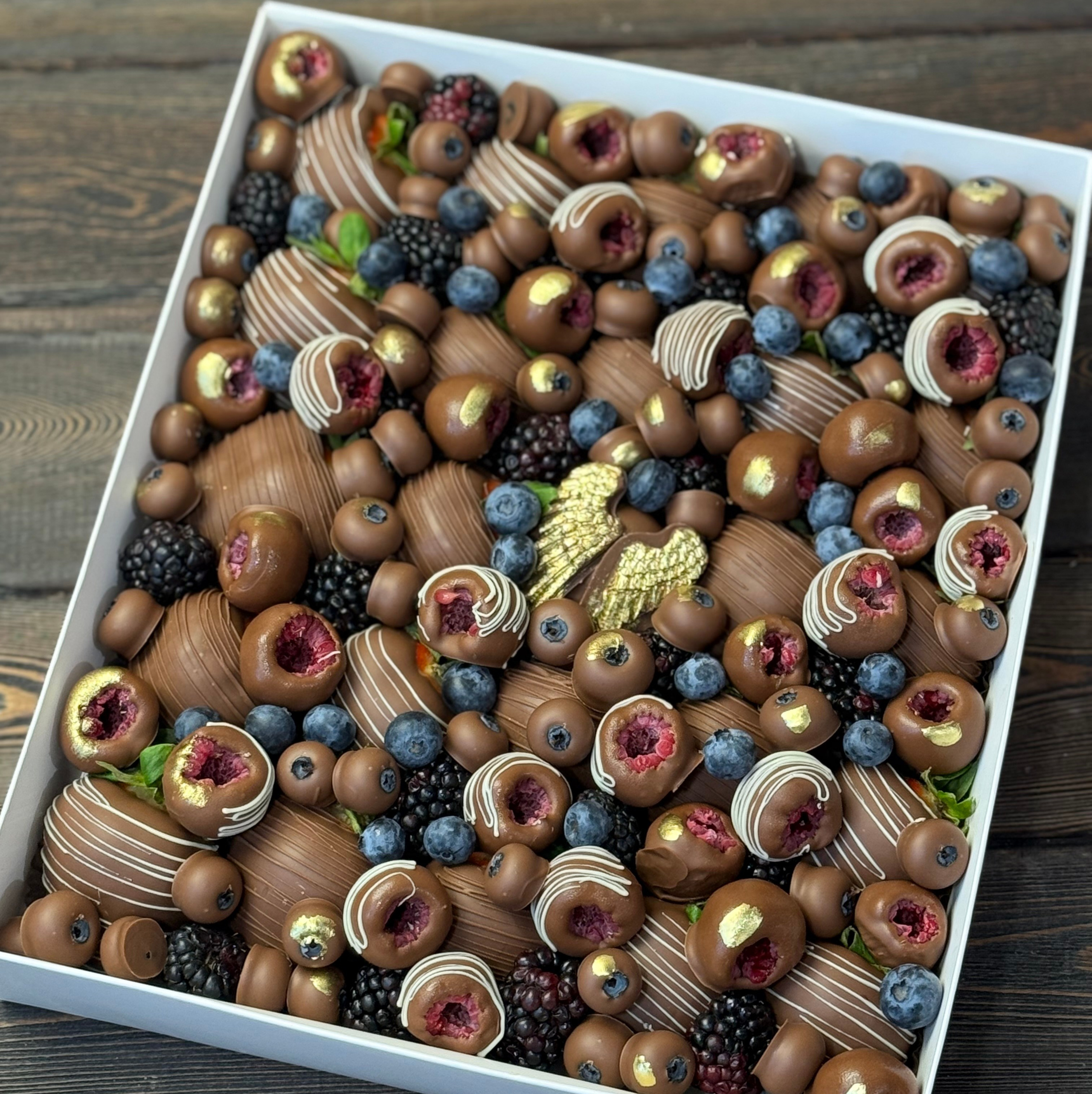 Наборы из клубники в шоколаде Сургут. Клубника в шоколаде в Сургуте